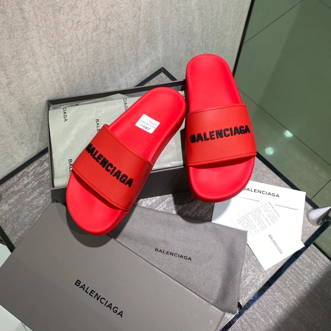 Balenciaga - Красные и черные тапочки