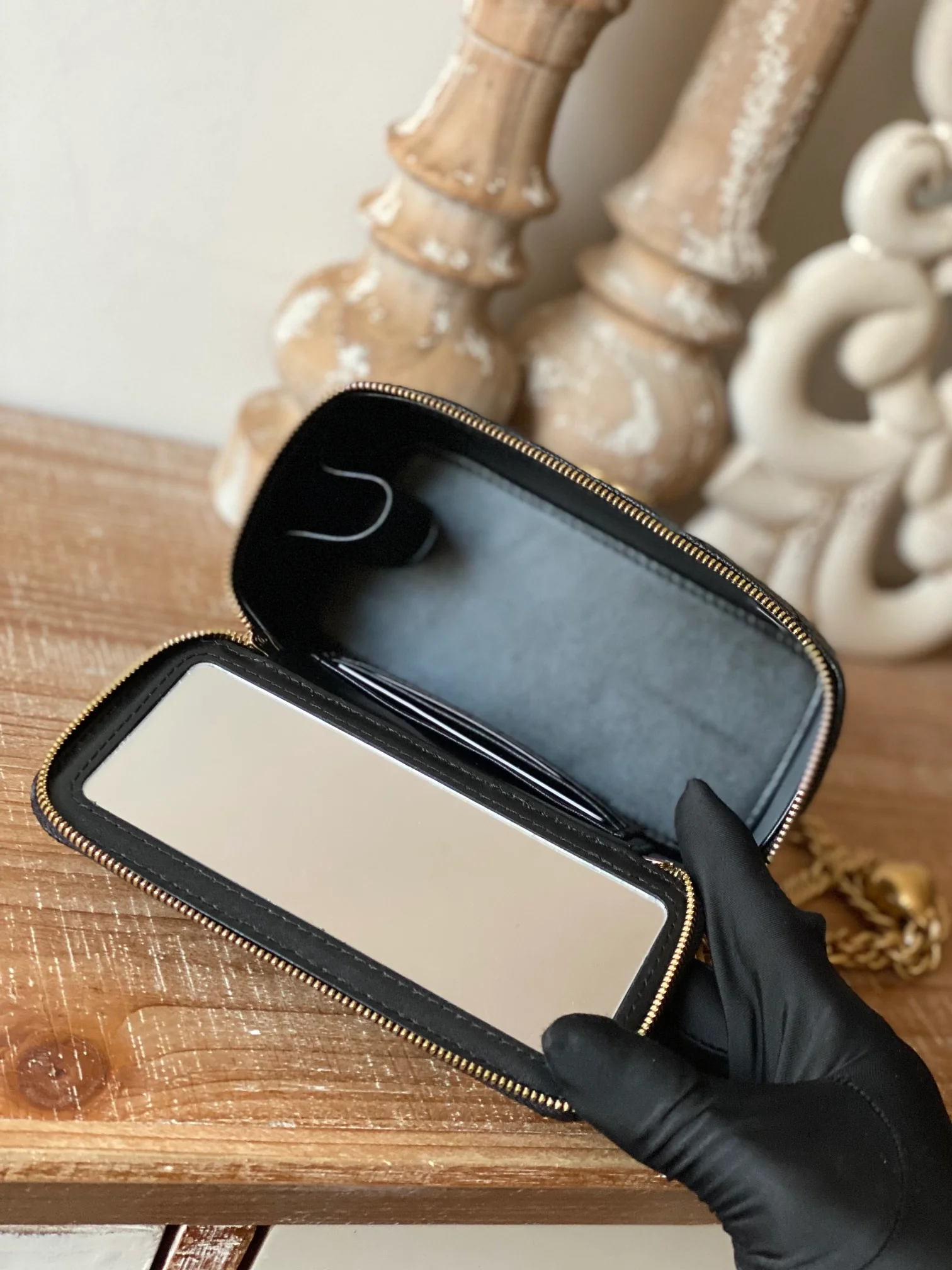 Новинка сезона весна/лето 2023 от Chanel - косметичка в форме сердца на цепочке