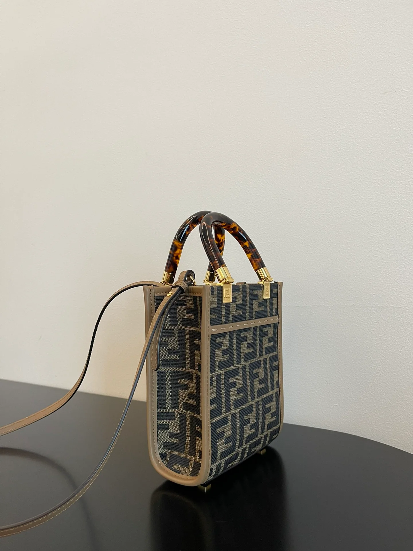 Сумка-тоут Fendi Sunshine Monogram - маленькая