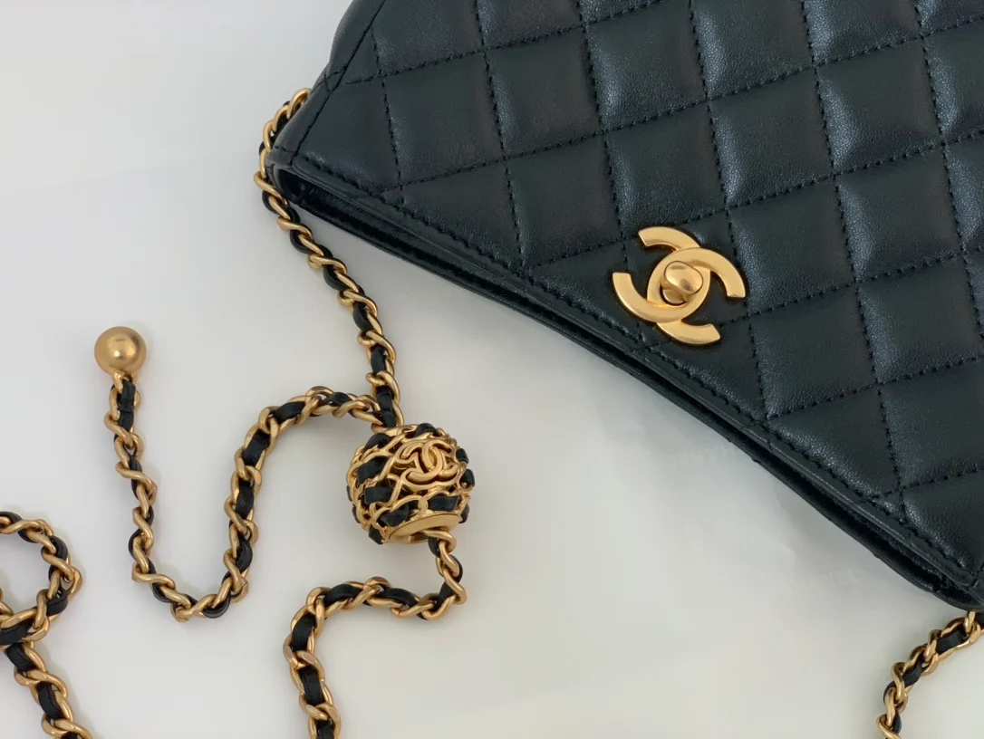 Коллекция Chanel Весна/Лето 2022 - Сумка-хобо Golden Globe - Маленькая - 1