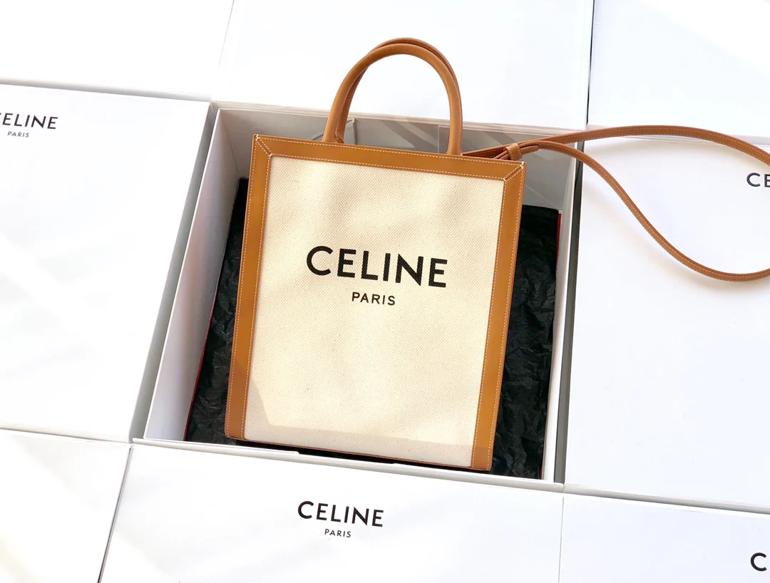 Маленькая вертикальная сумка Celine Cabas из канваса с принтом и телячьей кожи — ткань желто-коричневого цвета.