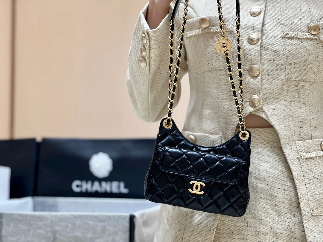Сумка-хобо Chanel 23c из коллекции ?Ранняя весна? — черная кожа, обработанная маслом.