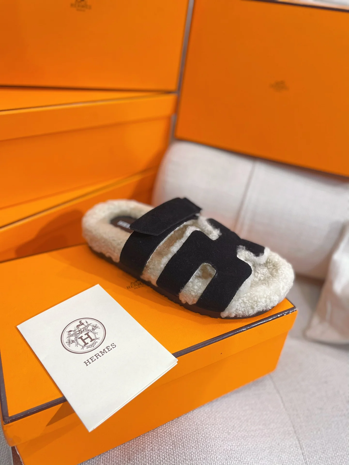 Новинка сезона осень/зима 2022 от Hermes - Домашние тапочки из овечьей шерсти и кожи в стиле пэчворк - Черные - 1 шт.