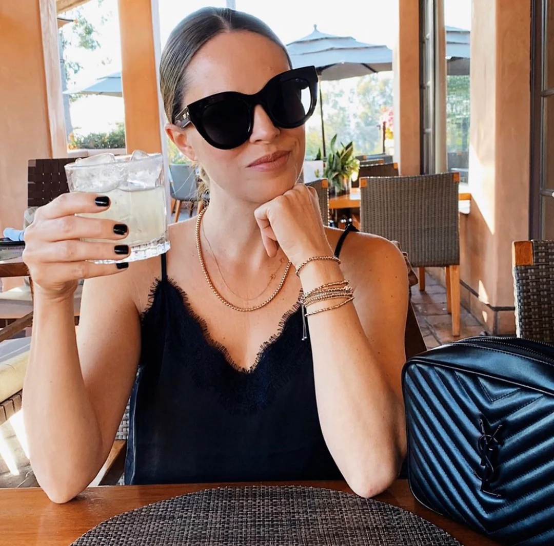 Фотосумка YSL Lou Bag — черная с черной пряжкой.