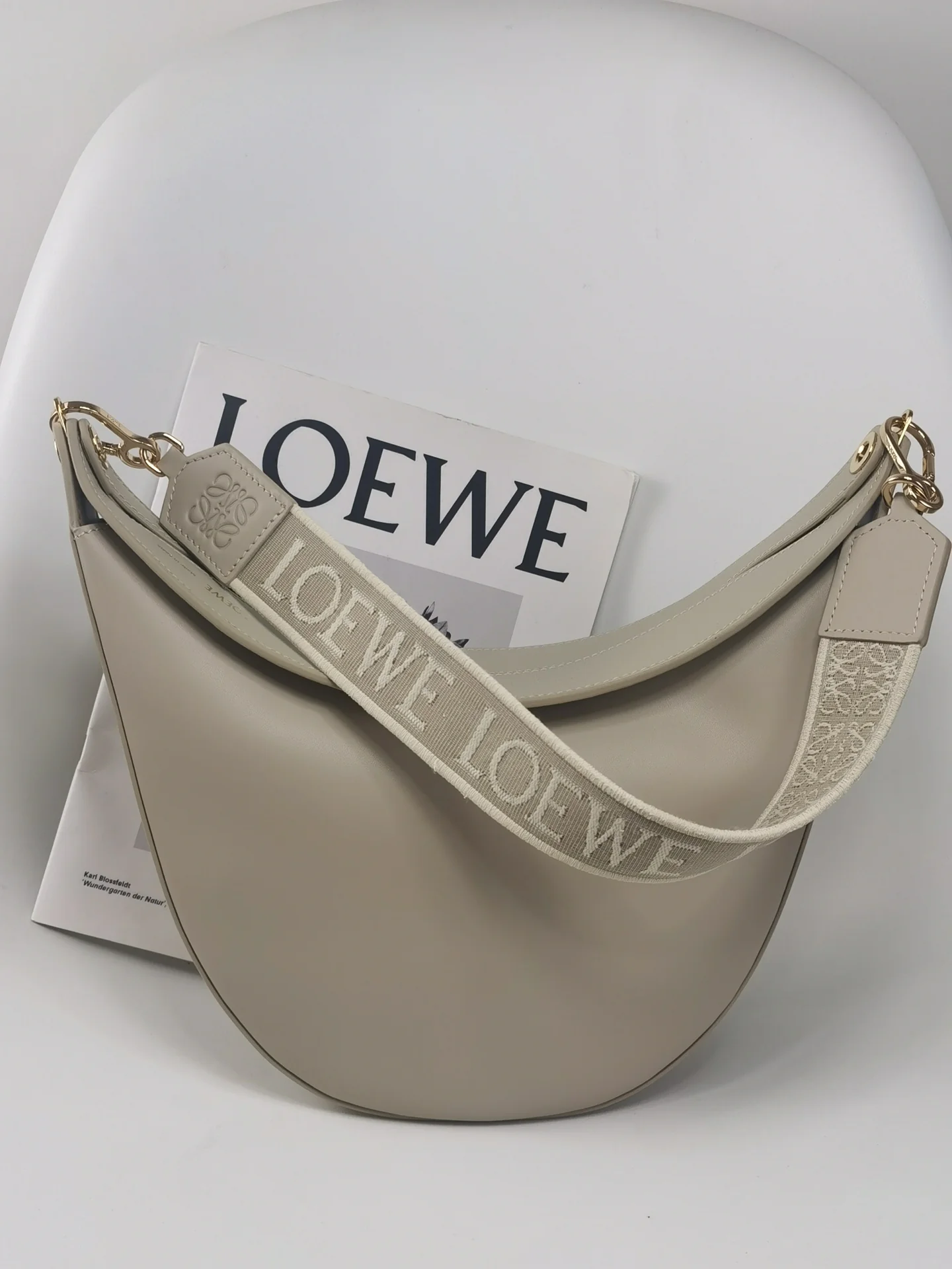 Сумка Loewe Luna Moon Bag - жаккард из атласной телячьей кожи - кремовый цвет