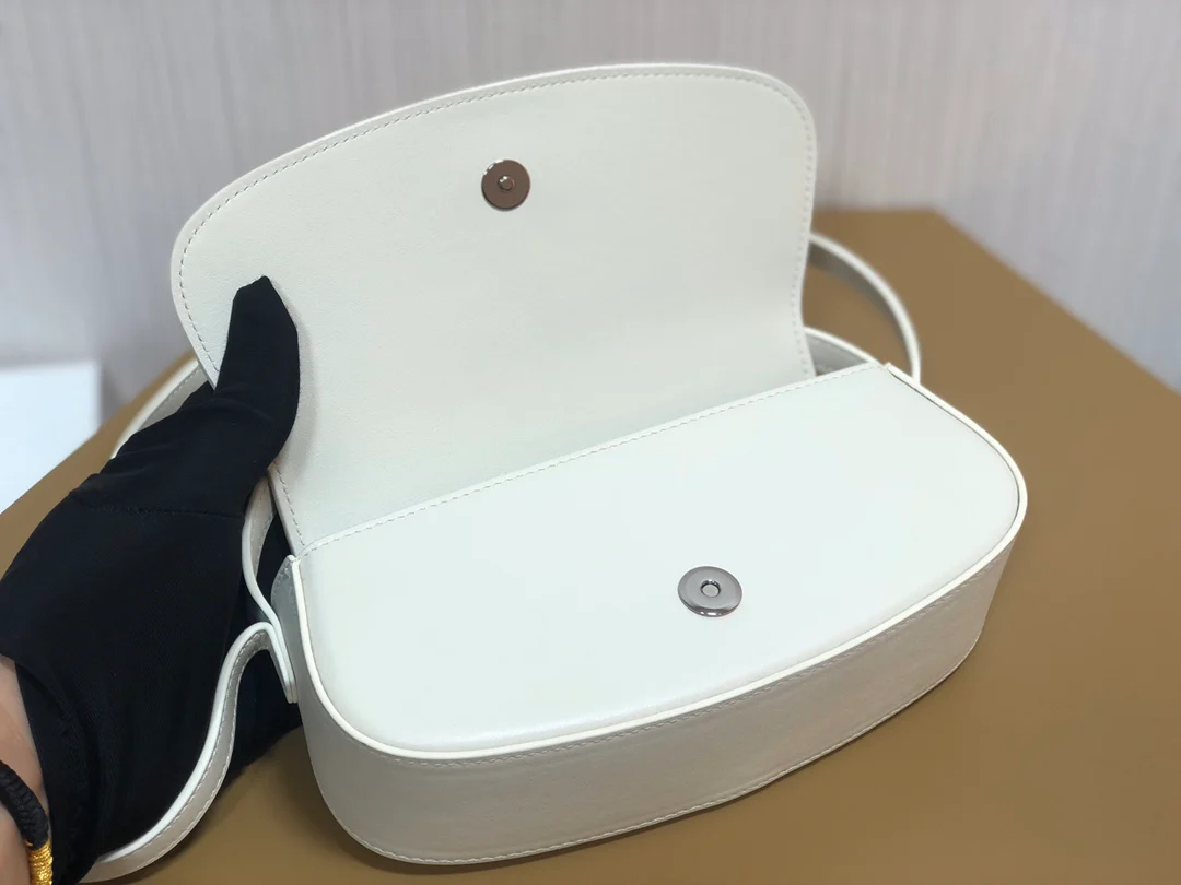 Мини-клатч Celine Tabou с плечевым ремешком в форме замка — белый — из гладкой коровьей кожи.