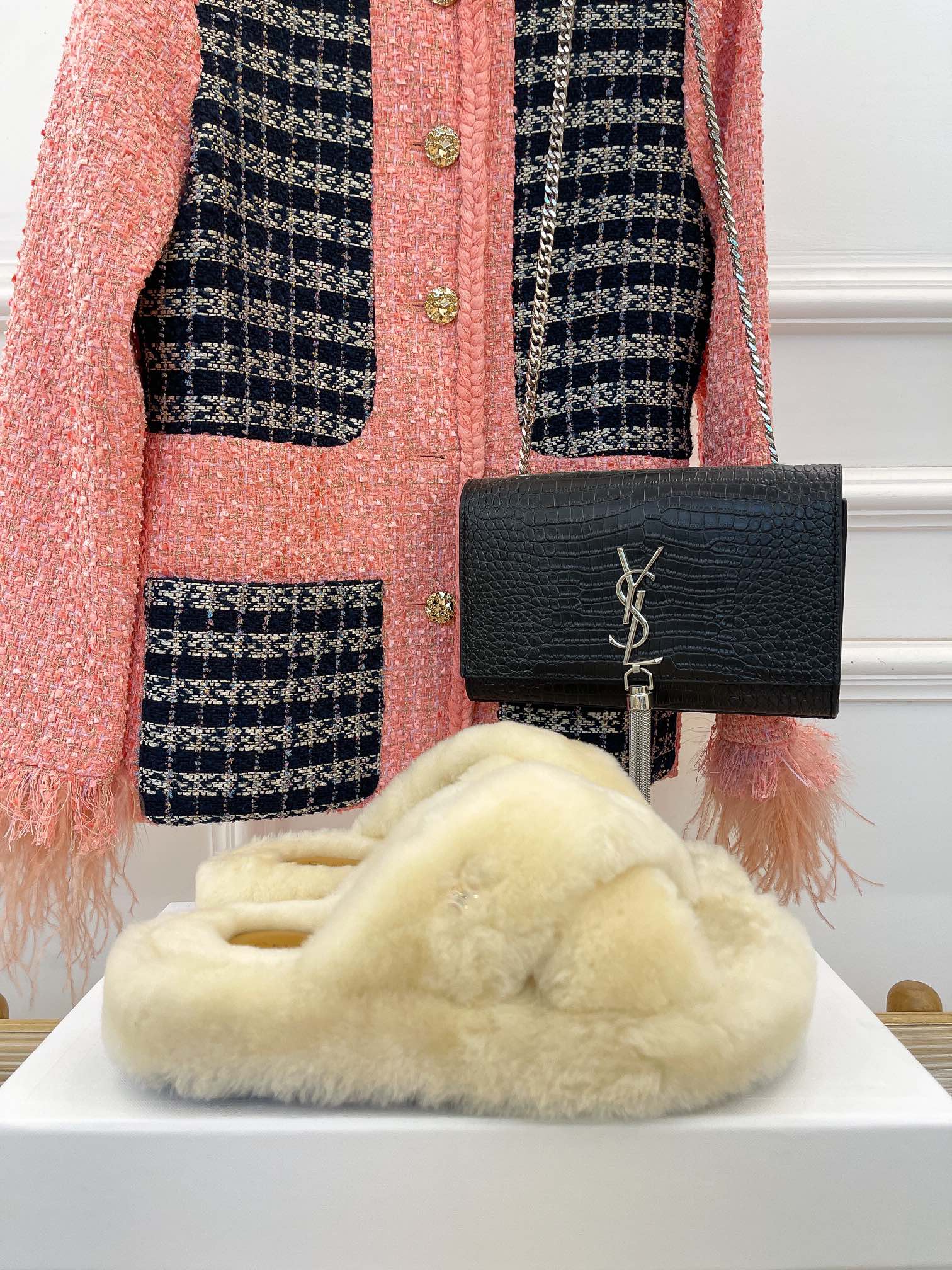 Коллекция Celine Осень/Зима 2022 - Шерстяные тапочки с перекрестным кроем