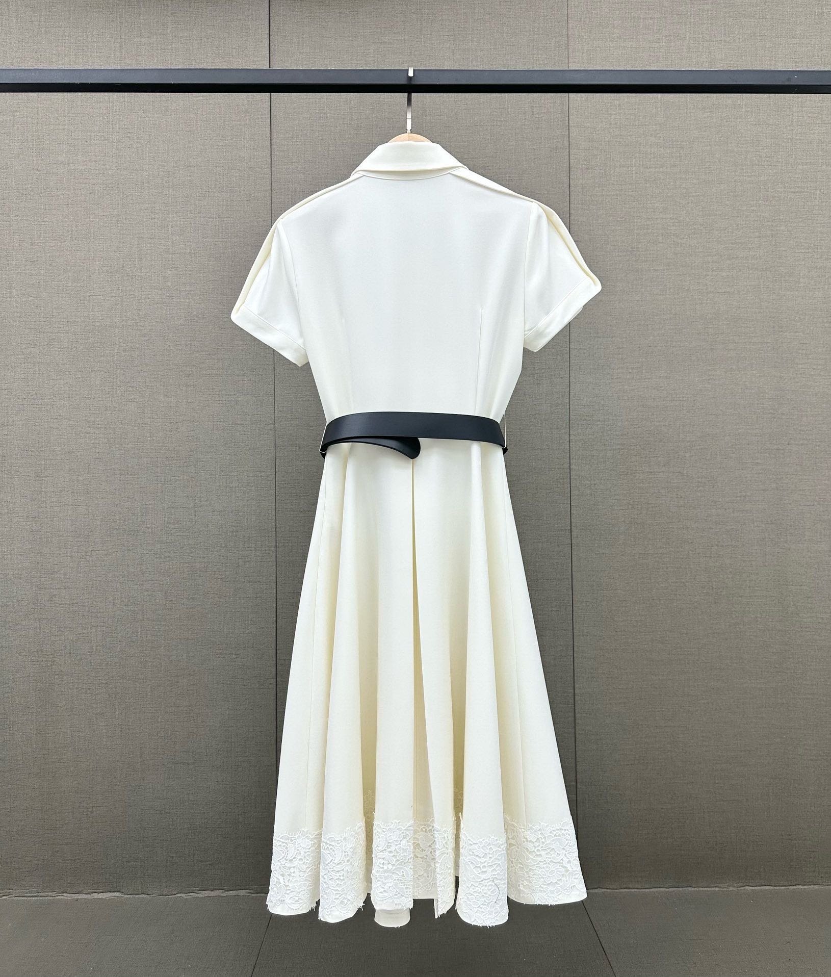 Новое кружевное платье Dior весна/лето 2024 — белое.