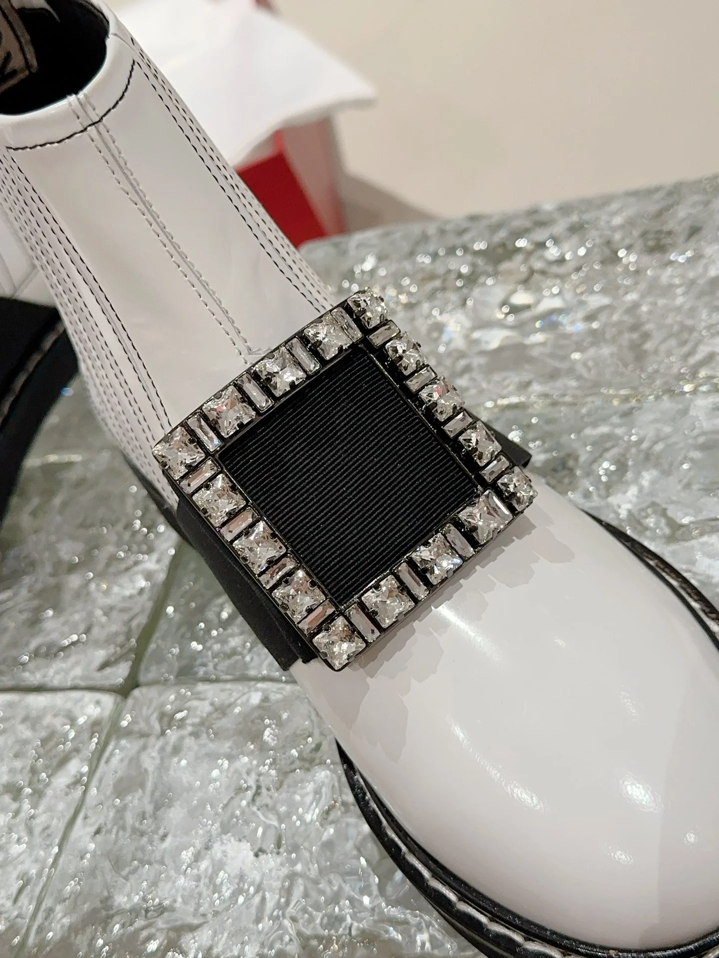 Ботильоны с квадратным носком и пряжкой - 2024 - Ботильоны с металлической пряжкой - Белые