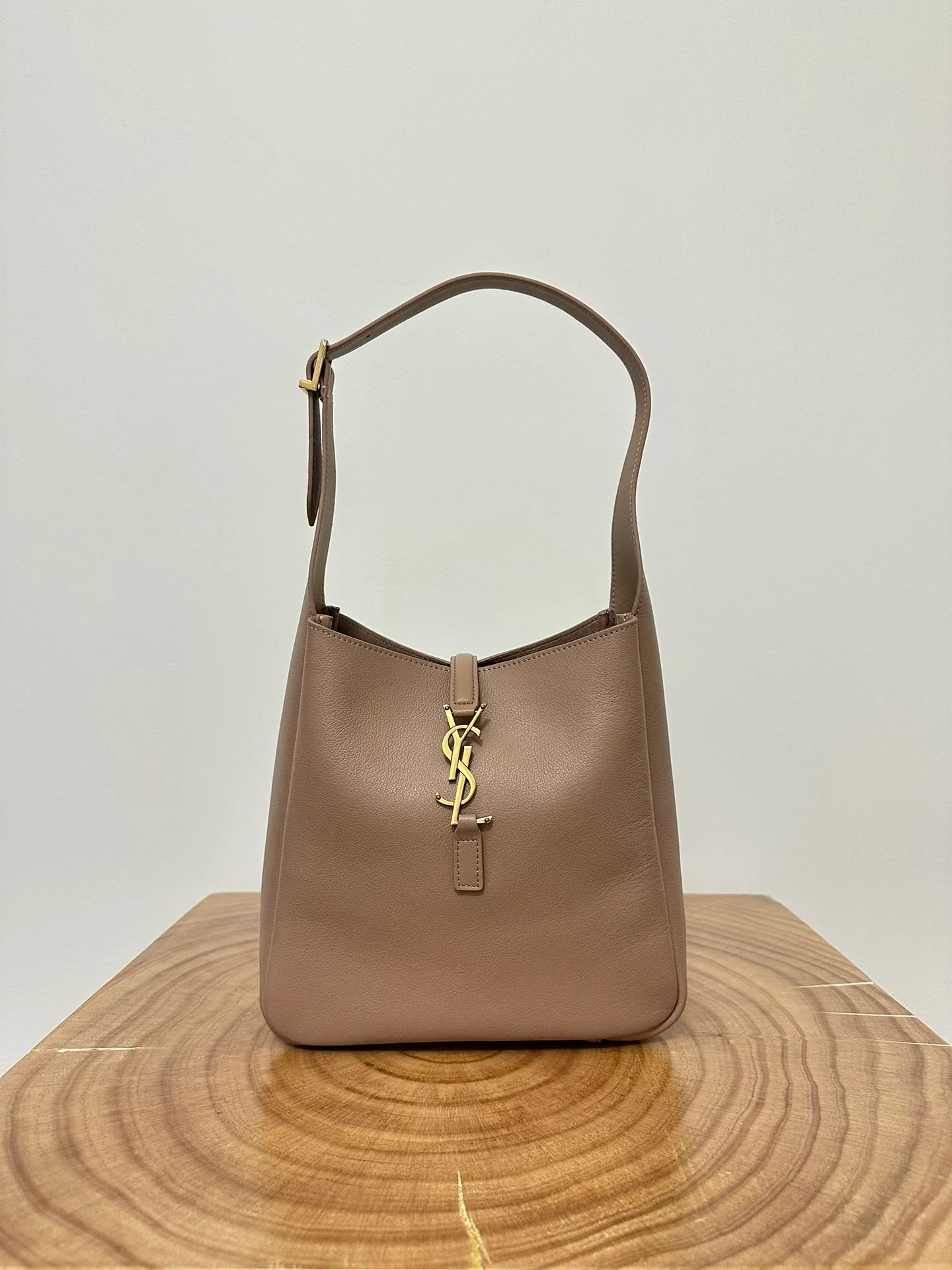 YSL-le-5-a-7-soft-hobo-rose sand