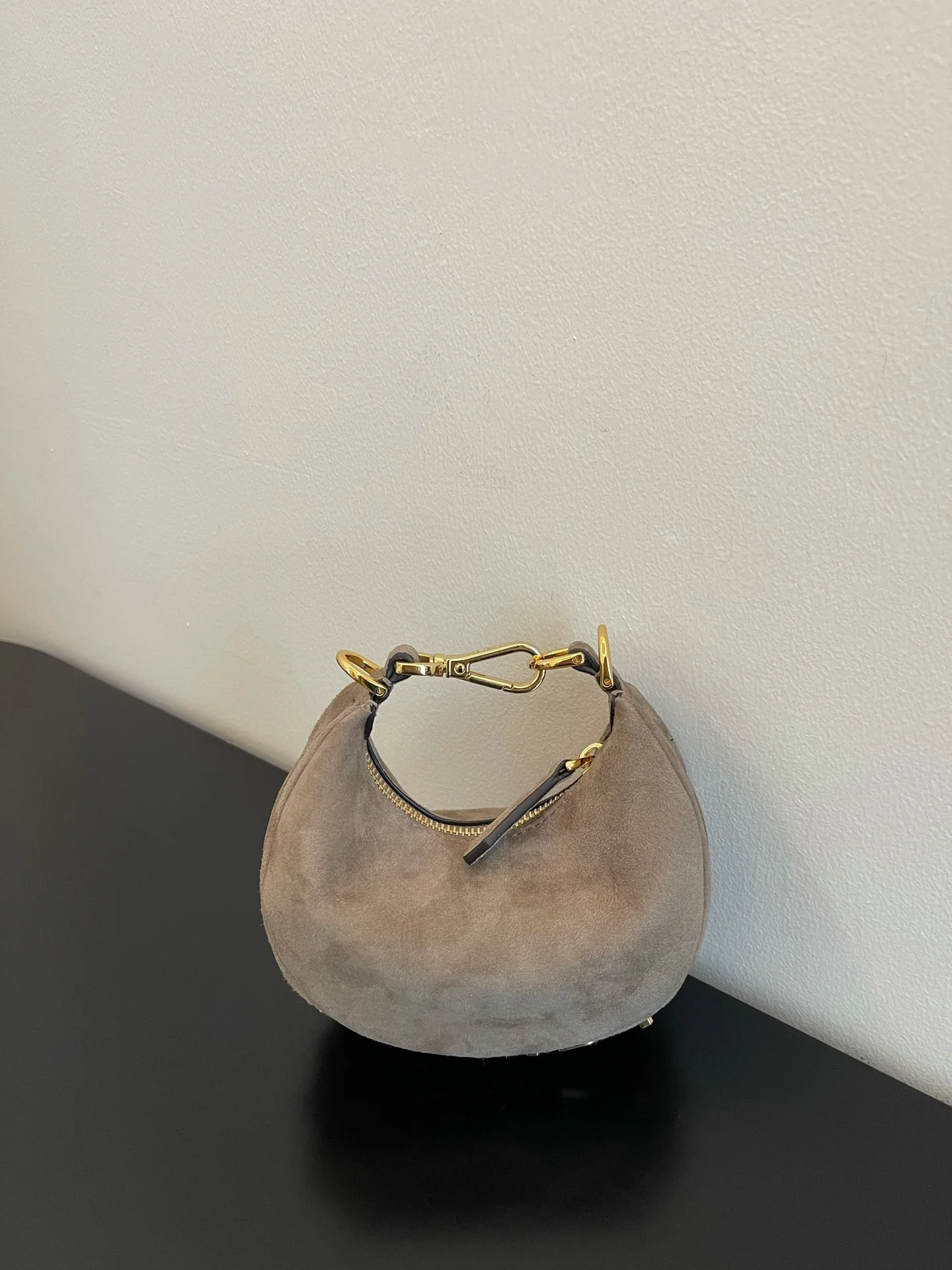 Миниатюрная серая замшевая сумка через плечо Fendi-fendigraphy