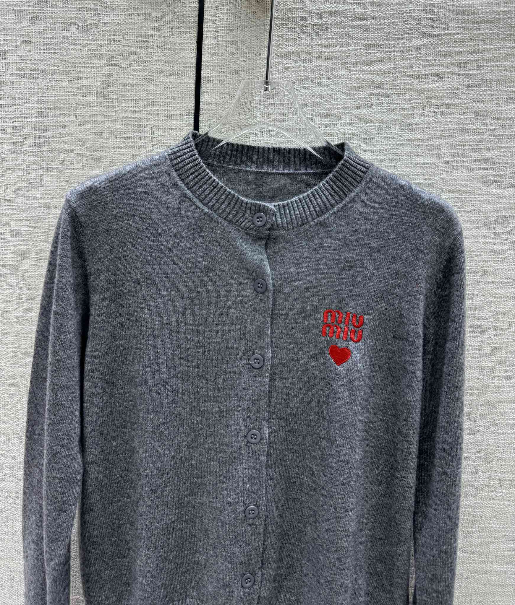 Miu Miu - 2404 - Вязаный кардиган с вышитым логотипом в виде сердца - Серый