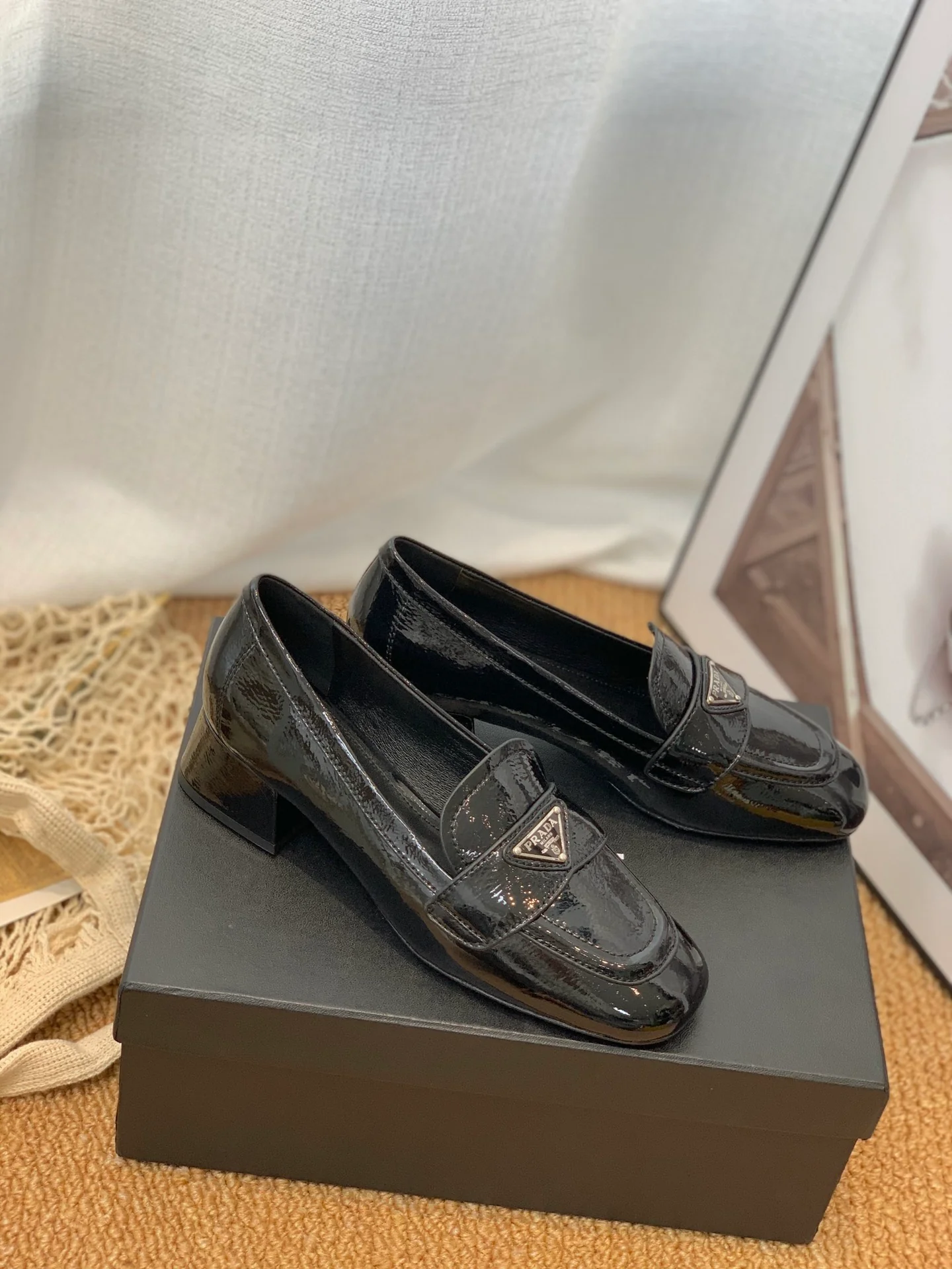 Туфли Prada - Лоферы Prada на плоской подошве - лакированная кожа, черные