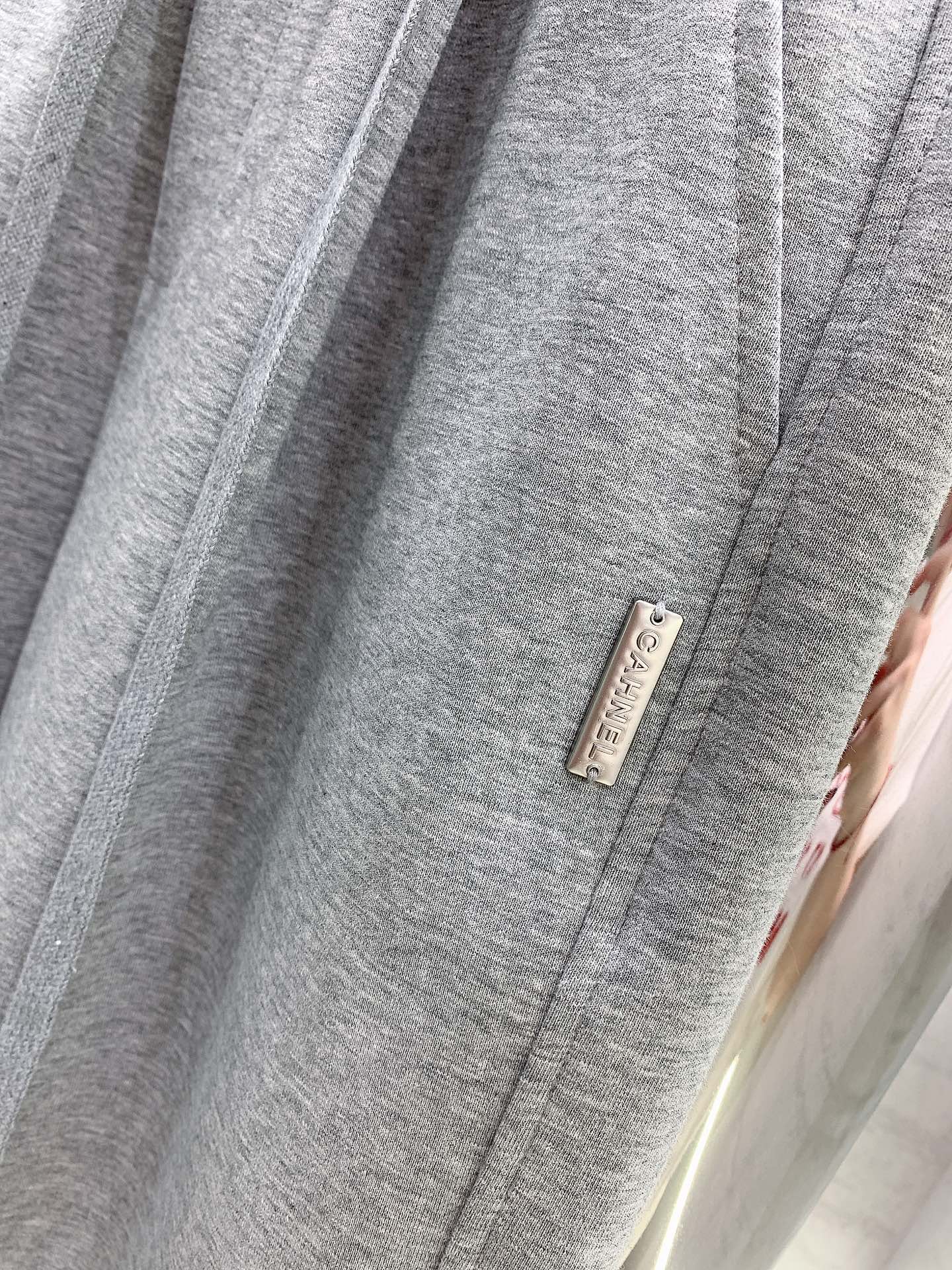 Новые спортивные брюки Chanel 2403 с двойной пуговицей и этикеткой.