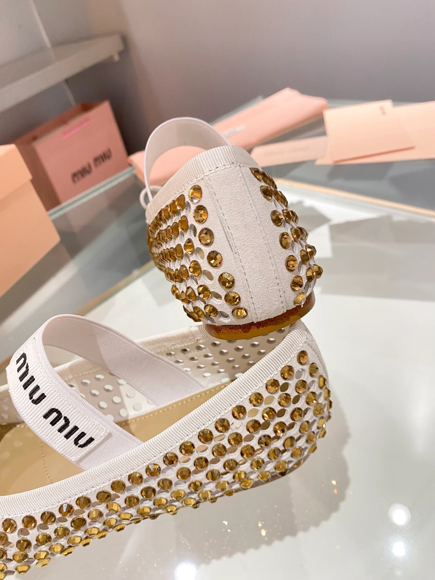 Miu Miu - балетки с ажурной отделкой, украшенные стразами.