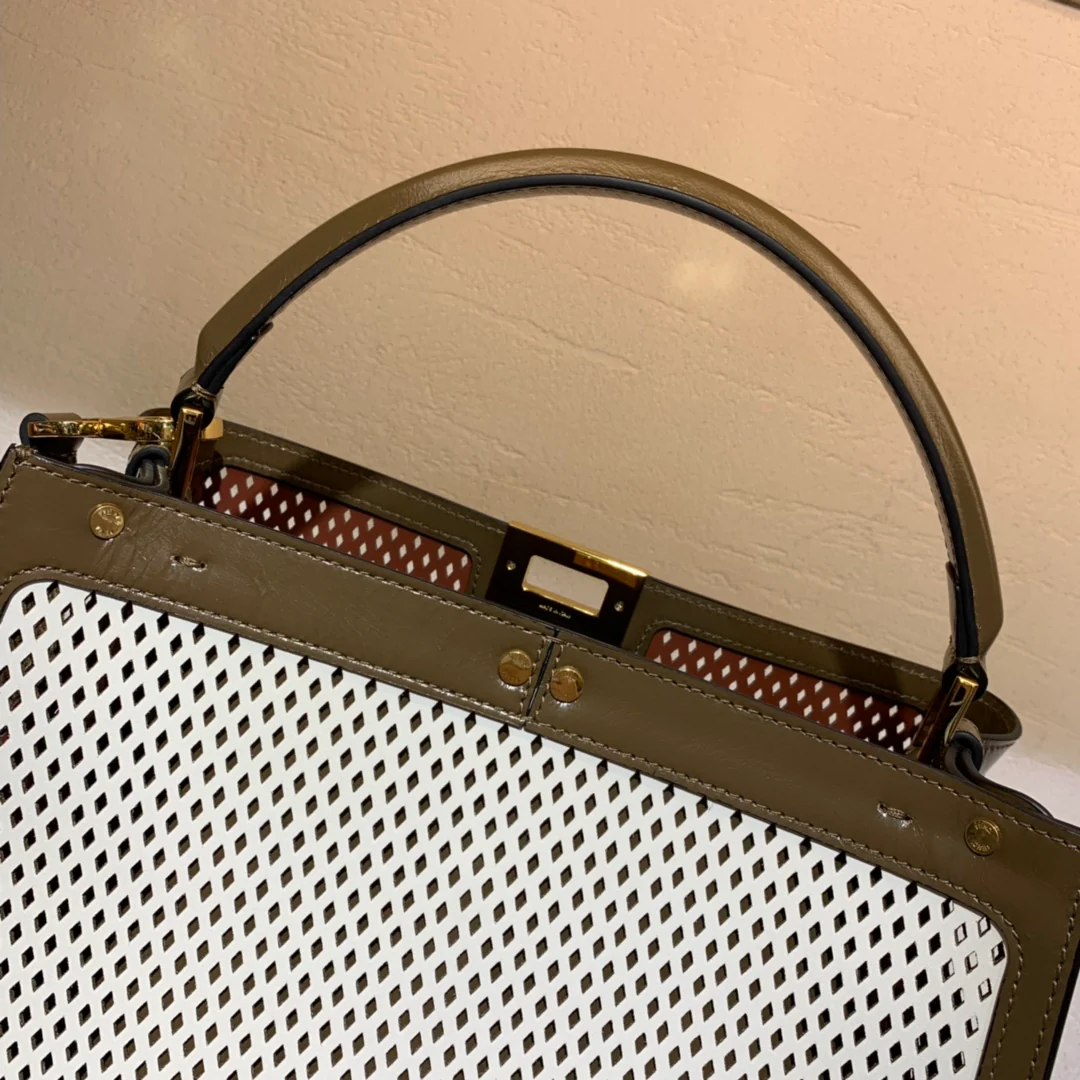 Сумка Fendi Peekaboo Lite Medium из натуральной кожи.