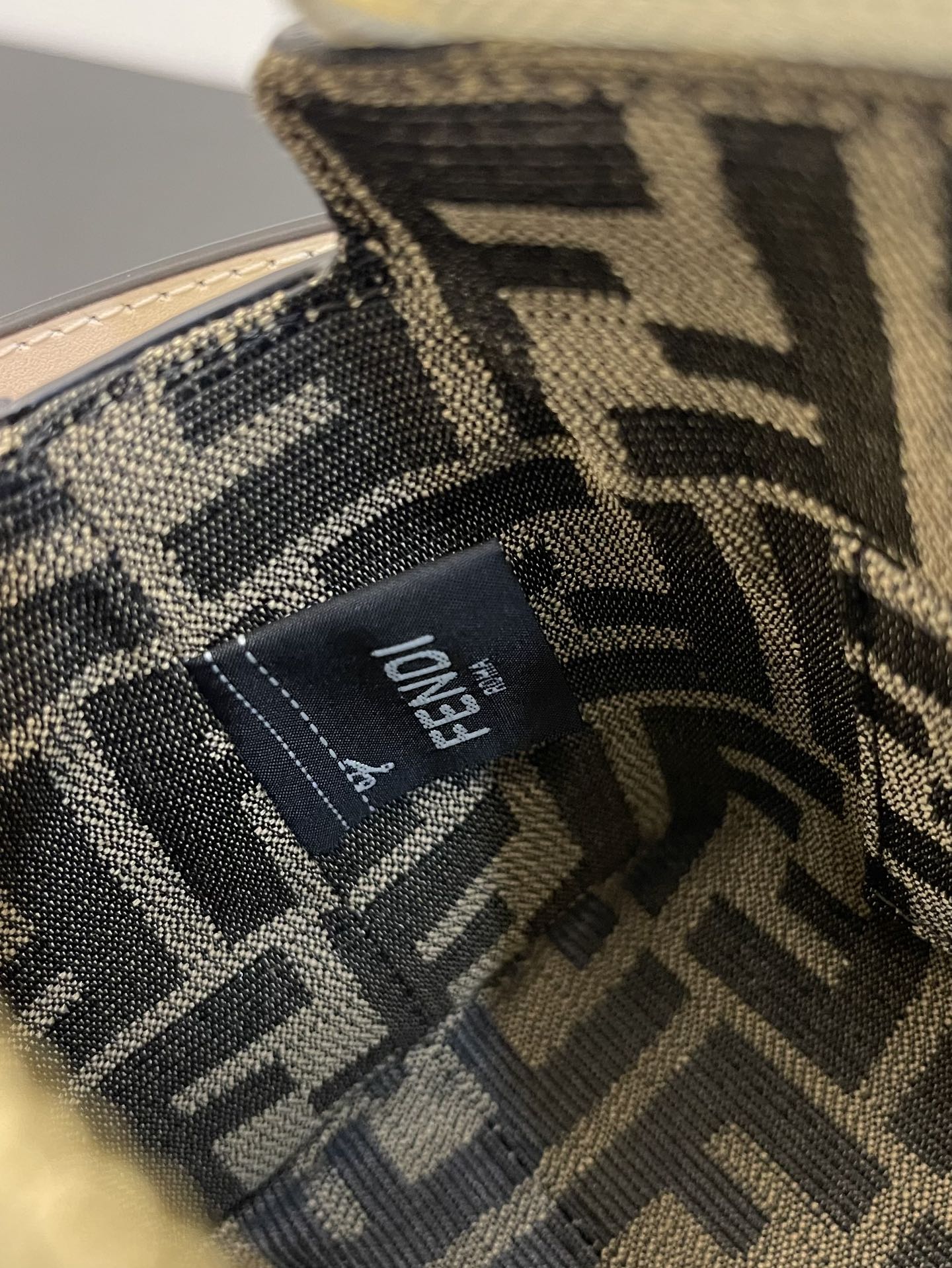 Мини-сумочка Fendi by Way Boston, белая.