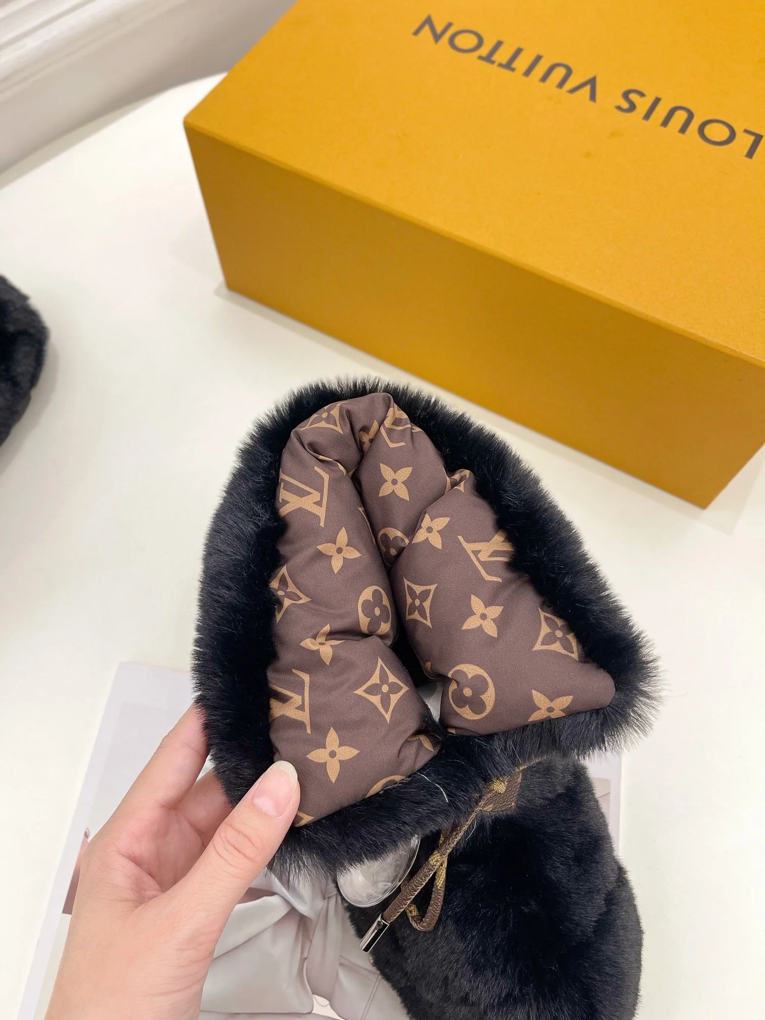 LV - Новинка сезона осень/зима 2022 - Пуховые сапоги с мехом