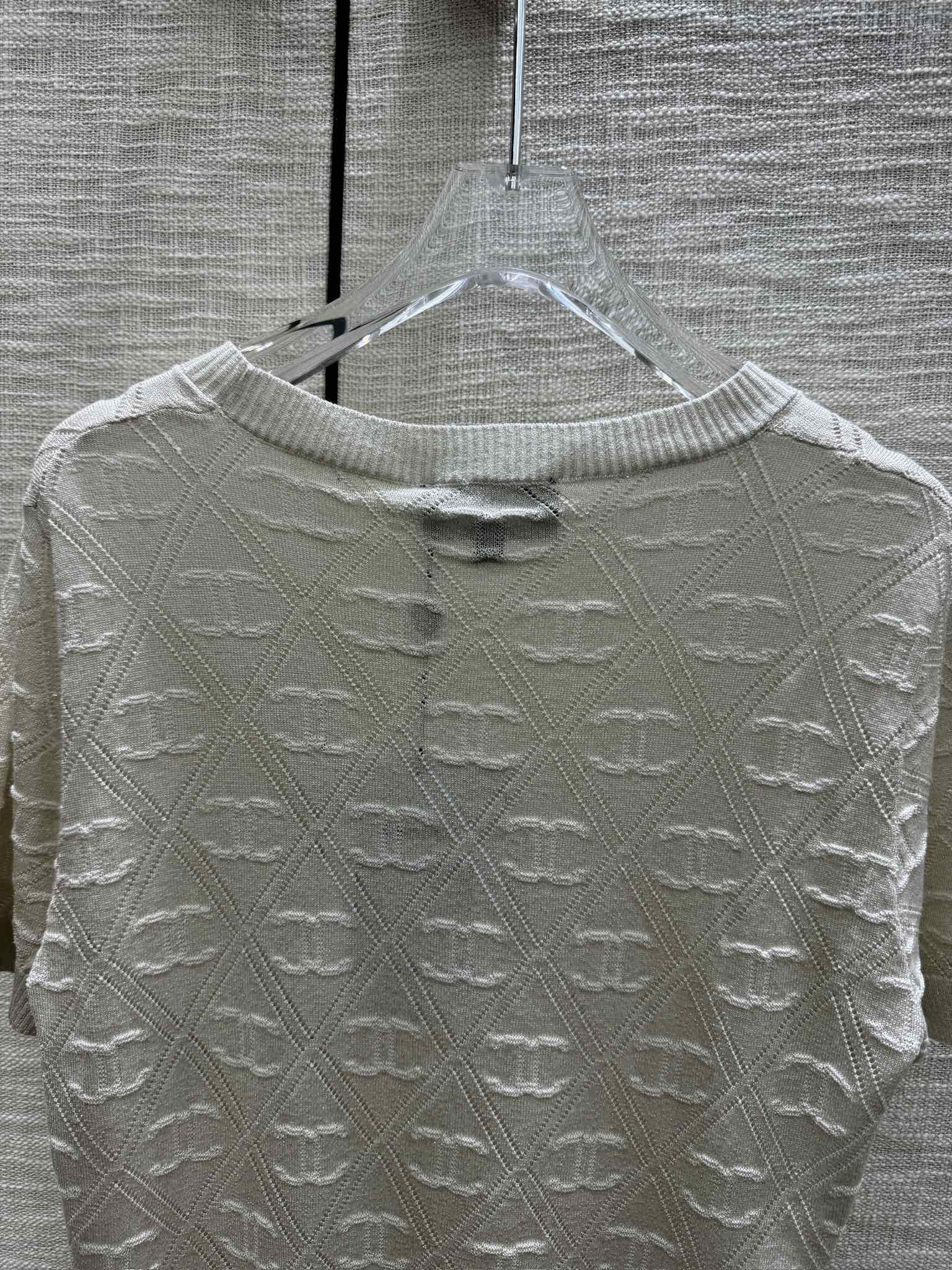 Chanel - 2403-24 Новая модель ранней весны, трикотажное платье с коротким рукавом и ромбовидным узором Double C - белое