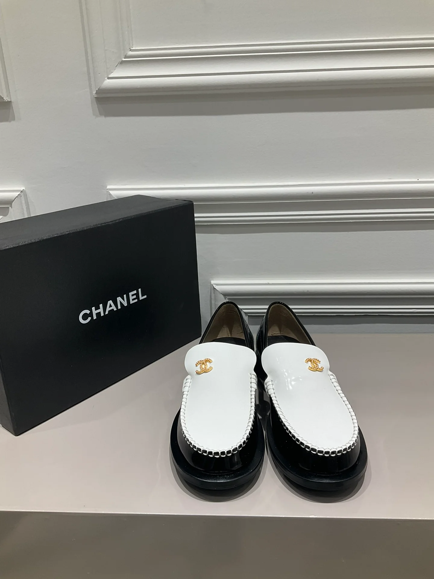 Коллекция Chanel весна/лето 2023 — Лоферы с бриллиантовой пряжкой — Белые