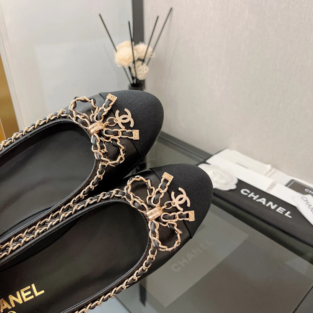 Элегантные кожаные туфли Chanel с цепочкой и бантом - плоская подошва, каблук 2 см - высота каблука 6-5 см - размеры 35-39-40-41 (изготовление на заказ)