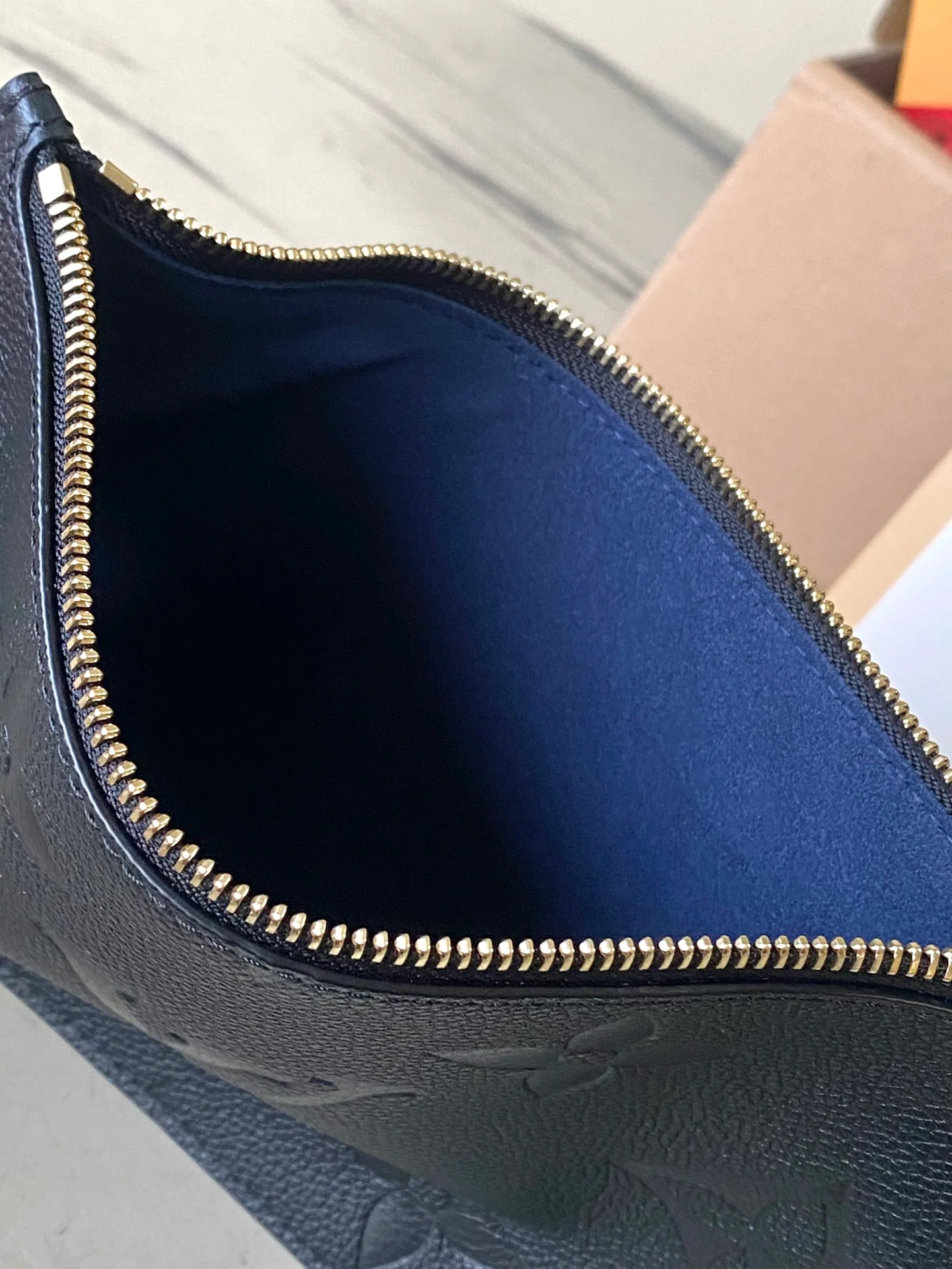 m45685-LV-neverfull-handbag-full embossed leather-black