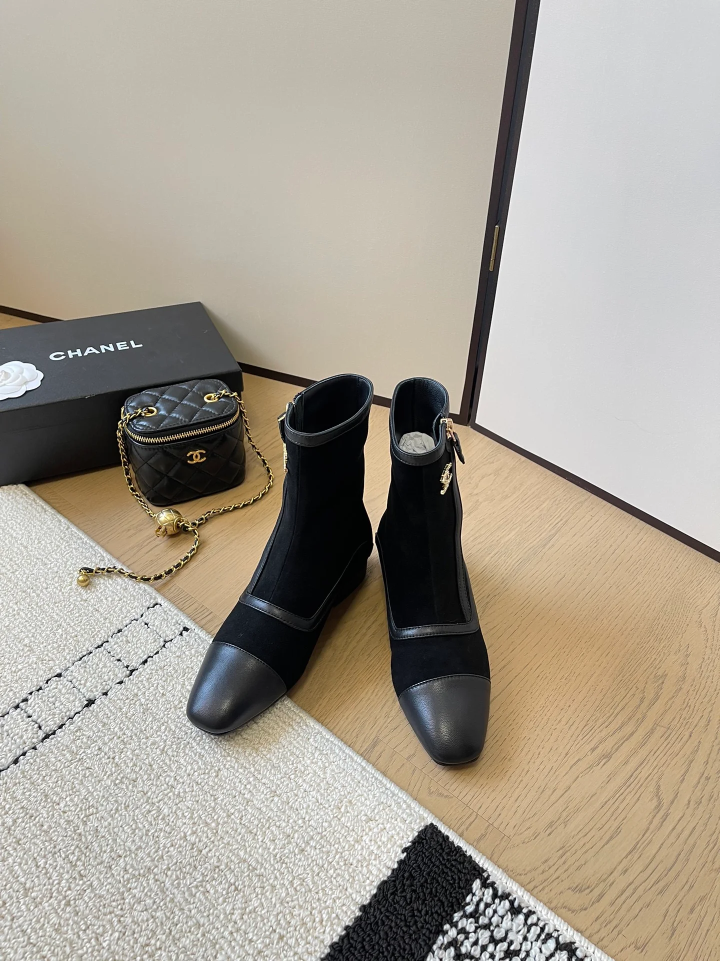 Ботильоны Chanel 2024 с острым носком - черные