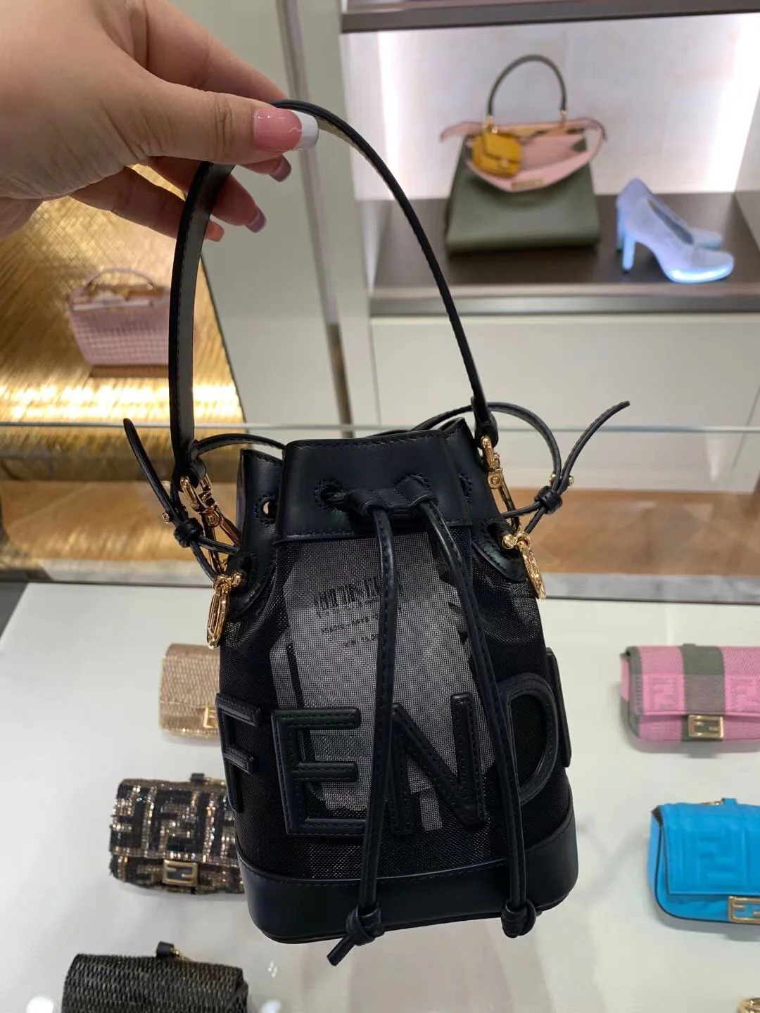 Миниатюрная кожаная сумка-ведро Fendi Mon Tresor, черная, 2 шт.