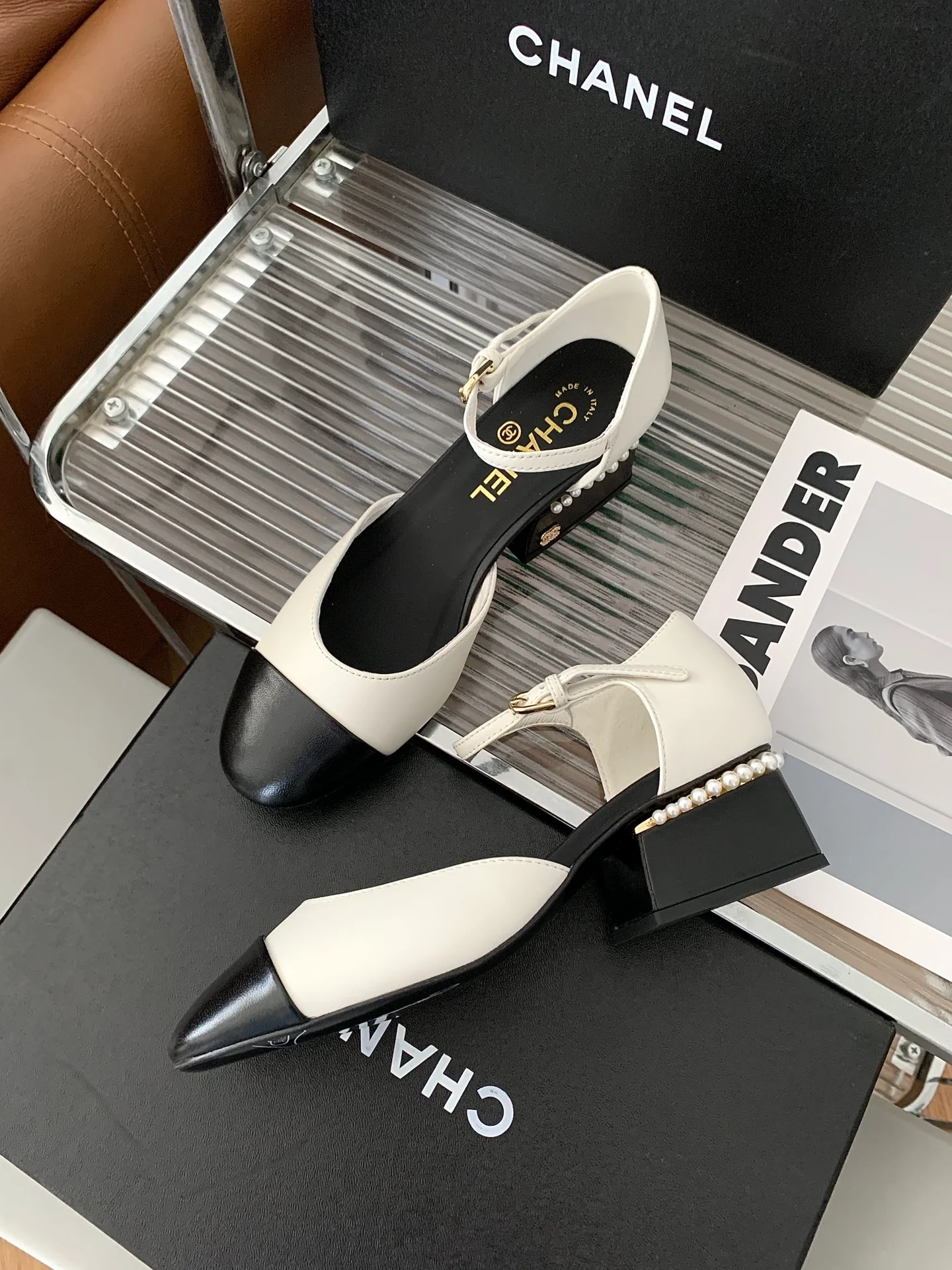 Туфли-лодочки Мэри Джейн с подиума Chanel 2022 года на низком каблуке - 4-5 см - белые