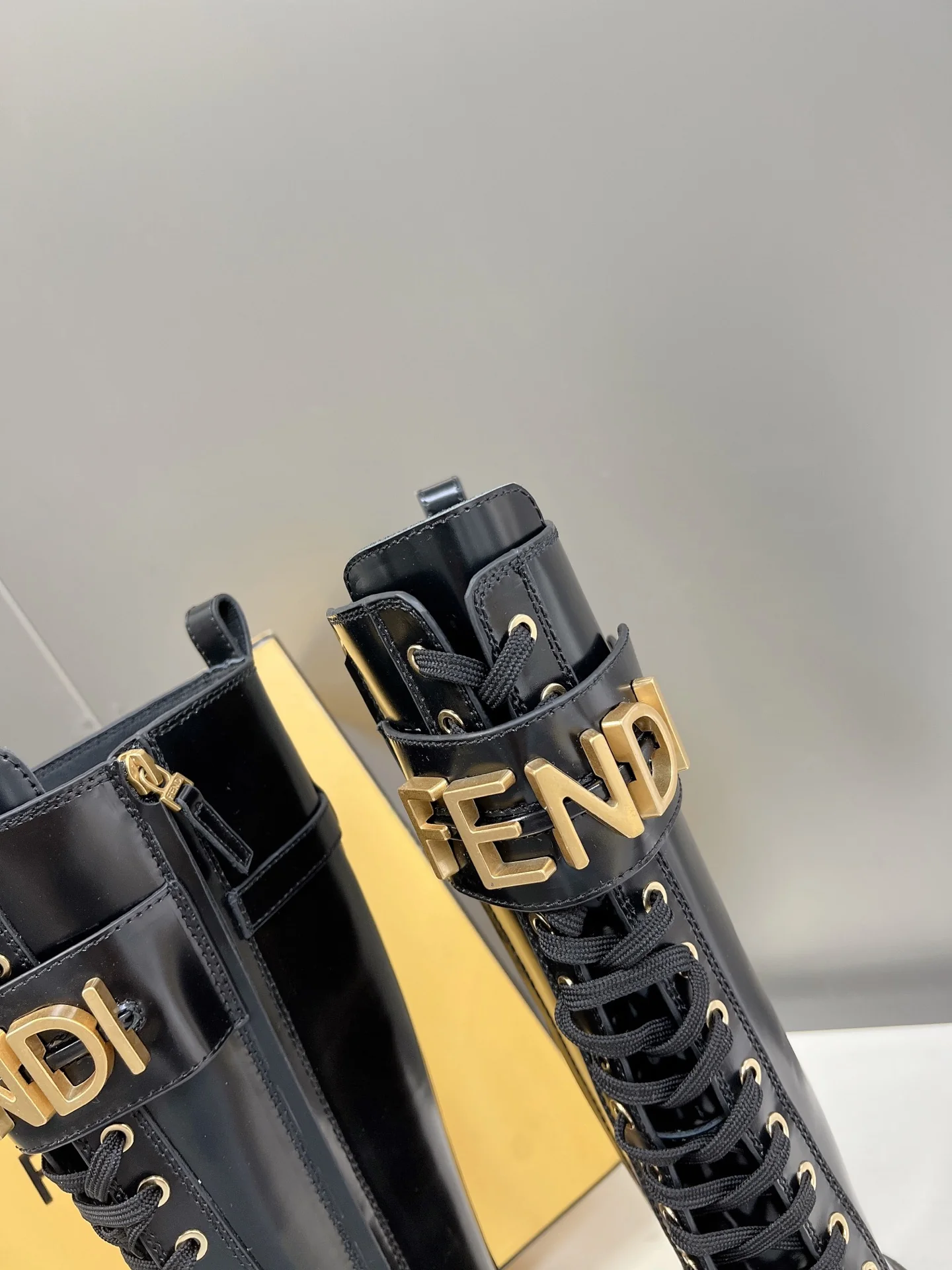 Новинка весны 2022 года от Fendi — Ботинки Martin на шнуровке с пряжкой в ??виде буквы — Черные