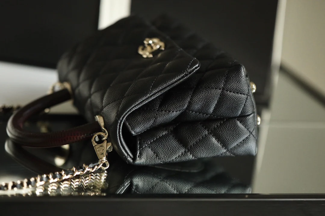 Мини-сумка Chanel Coco Handle — черная зернистая телячья кожа с бордовым ремешком на запястье — пряжка из светлого золота.