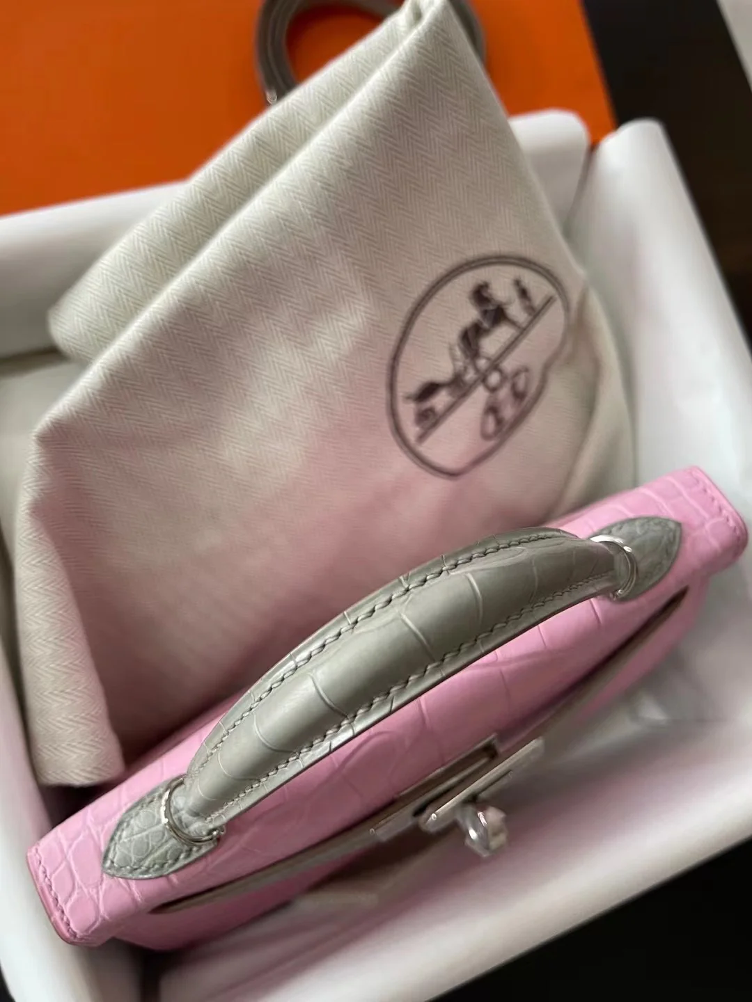 Миниатюрная монета Hermes Kelly 2-го поколения, 5 пенсов, розовая и жемчужно-серая, с серебряными пряжками.