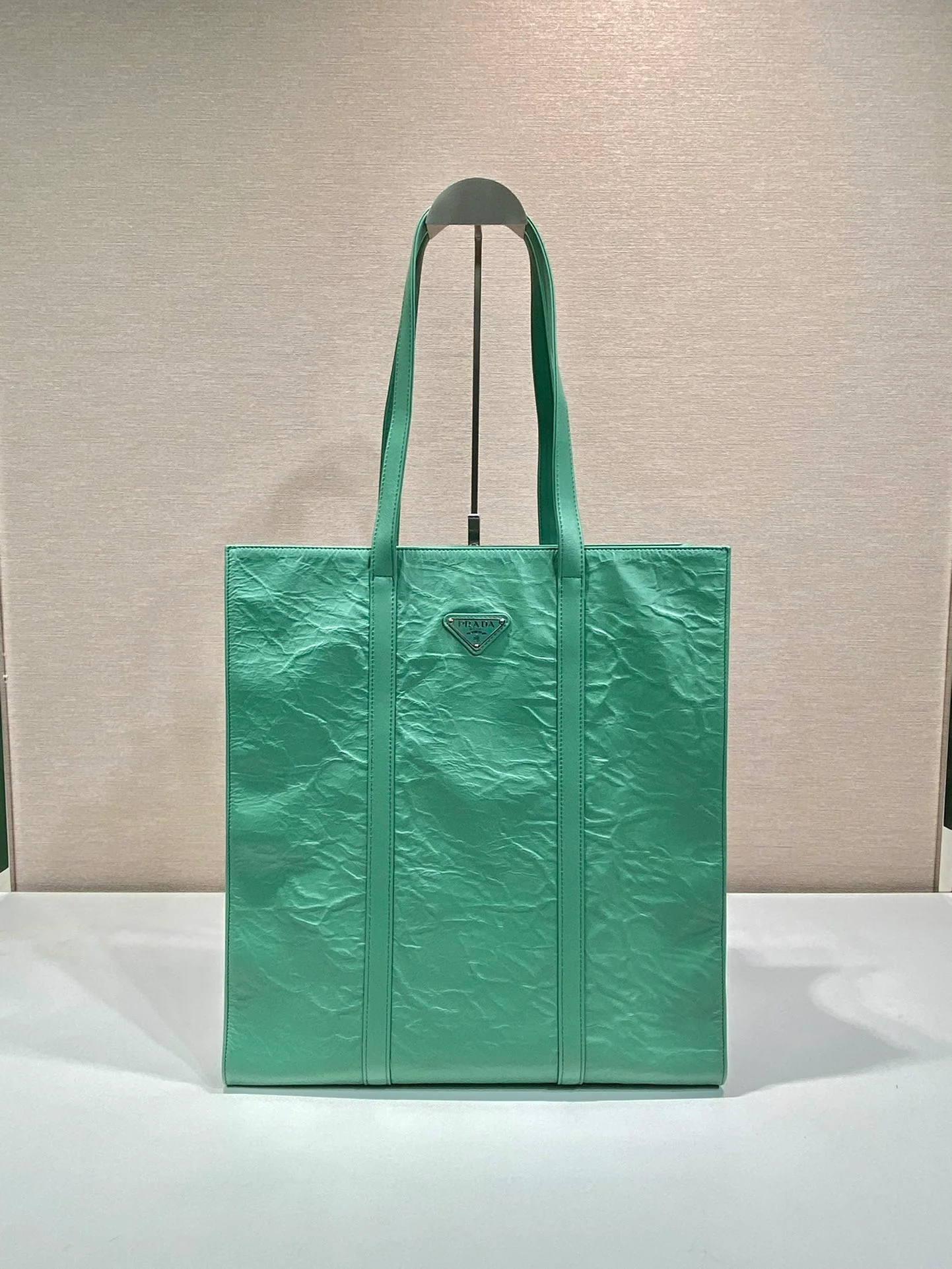 Сумка-тоут Prada из глянцевой овечьей кожи, зеленая, большая