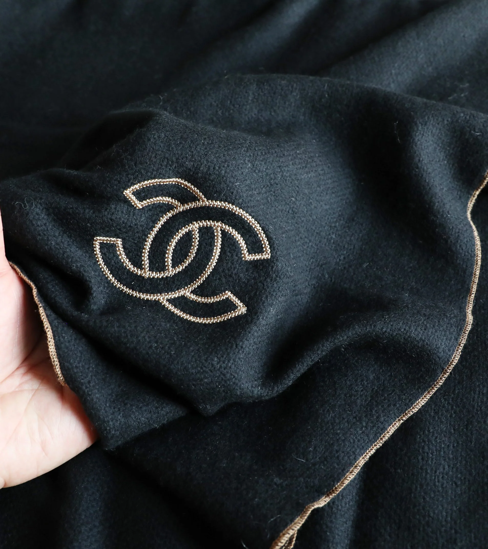 Шарф Chanel с контрастной каймой, 100-200 см, из овечьей шерсти, черный.