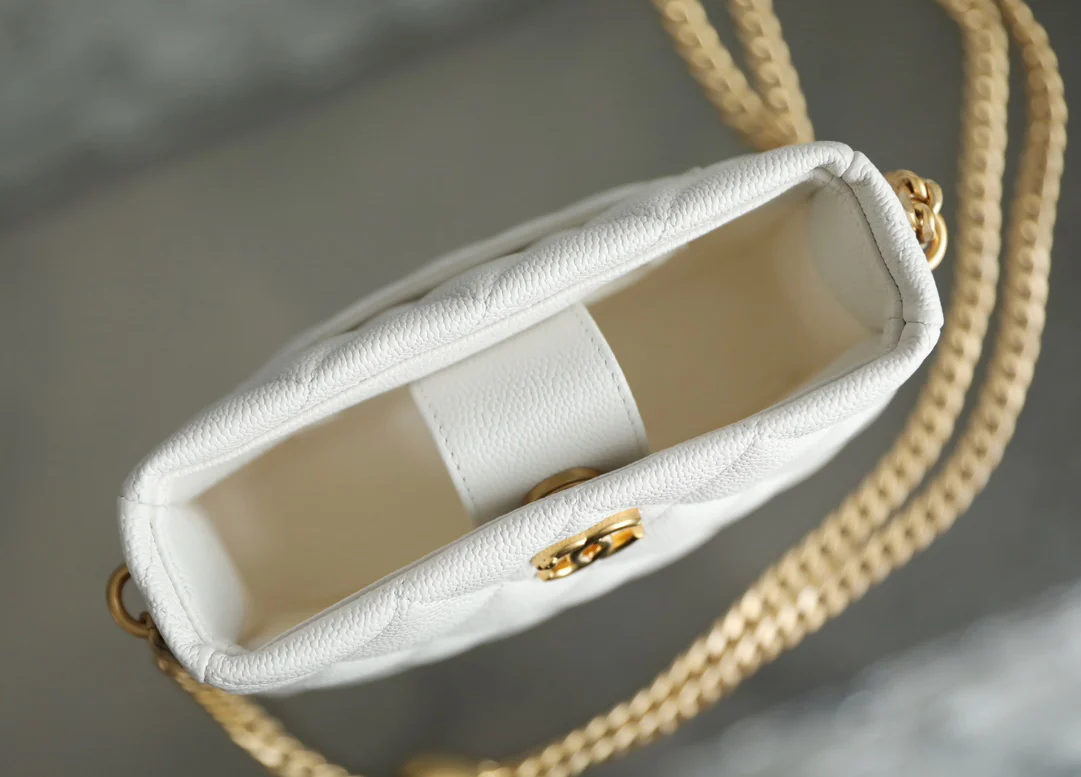 Новинка сезона весна/лето 2023 от Chanel - сумка-хобо в форме сердца - маленькая - белая