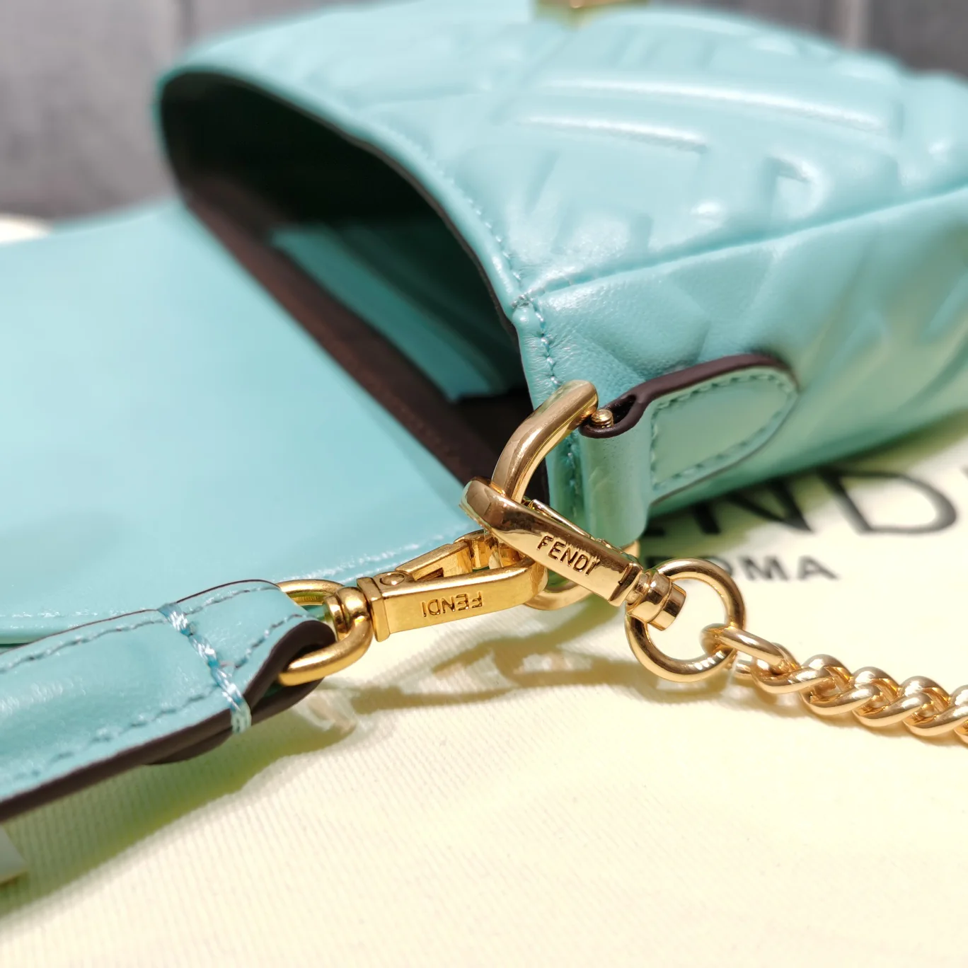 Сумка-багет Fendi Baguette Small Lake Green из натуральной кожи.