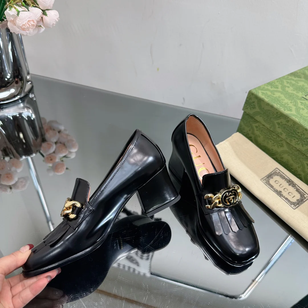 Новинка сезона осень/зима 2023 от Gucci - Лоферы на высоком каблуке - Лакированная кожа, черные