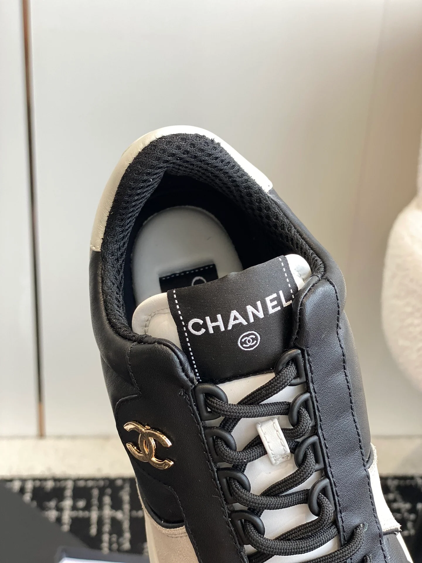 Новинка 2023 года от Chanel - Кроссовки из овечьей кожи - Черные