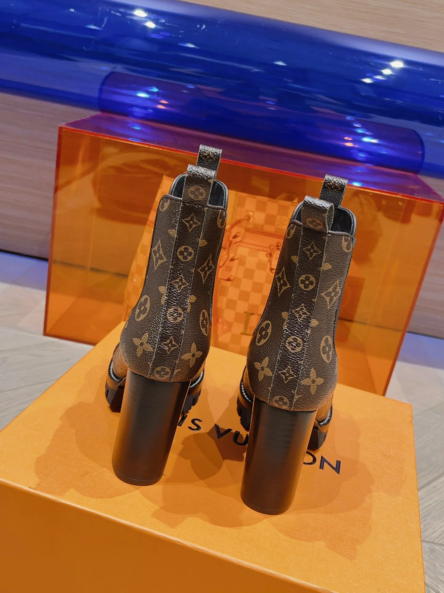 LV - Новинка сезона осень/зима 2023 - Ботильоны на высоком каблуке - Узор ?монограмма?
