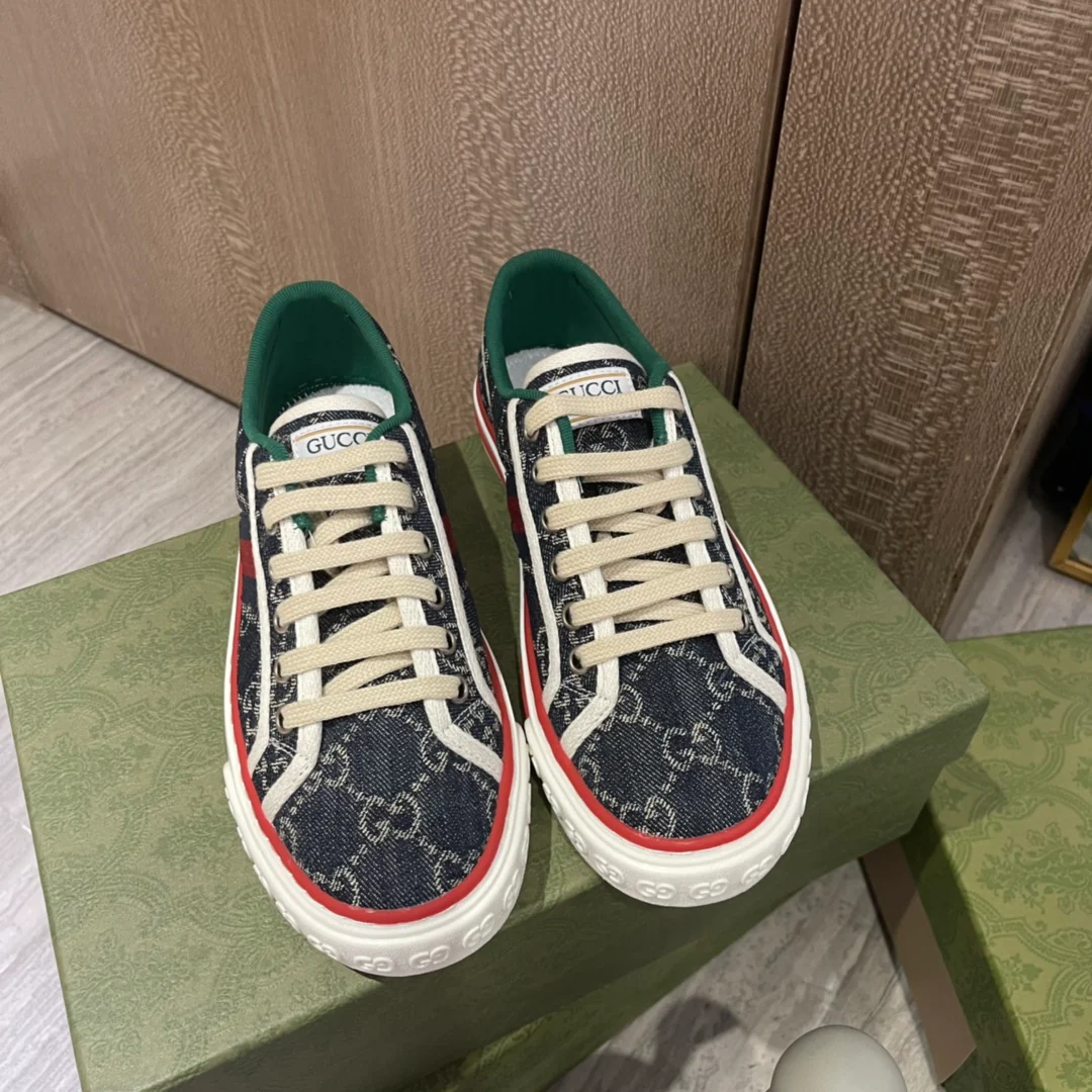 Джинсовые кроссовки Gucci с монограммой