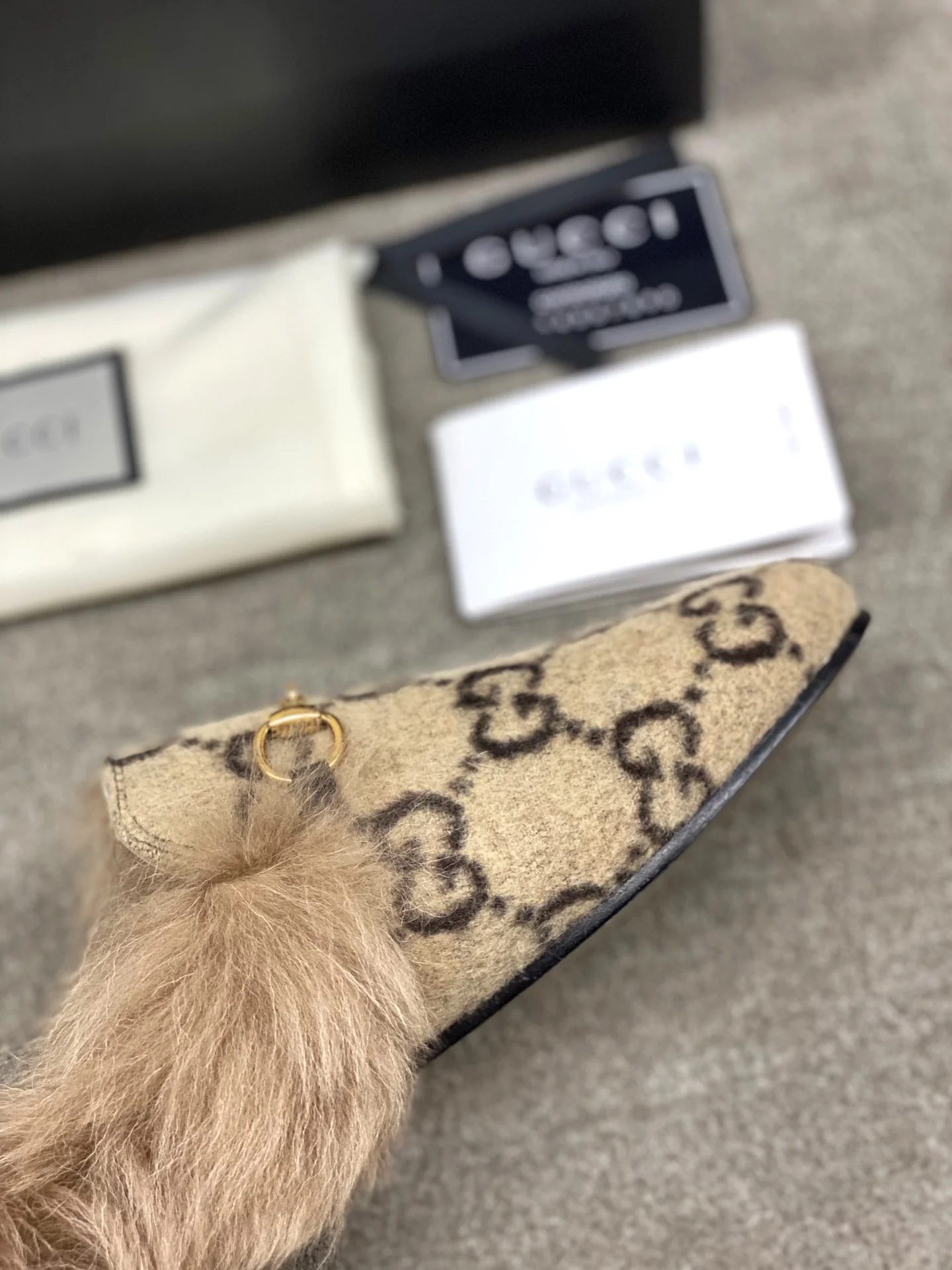 Бутик Gucci 2020 — Новейшая коллекция с подиума — Меховые тапочки — В стиле монограммы