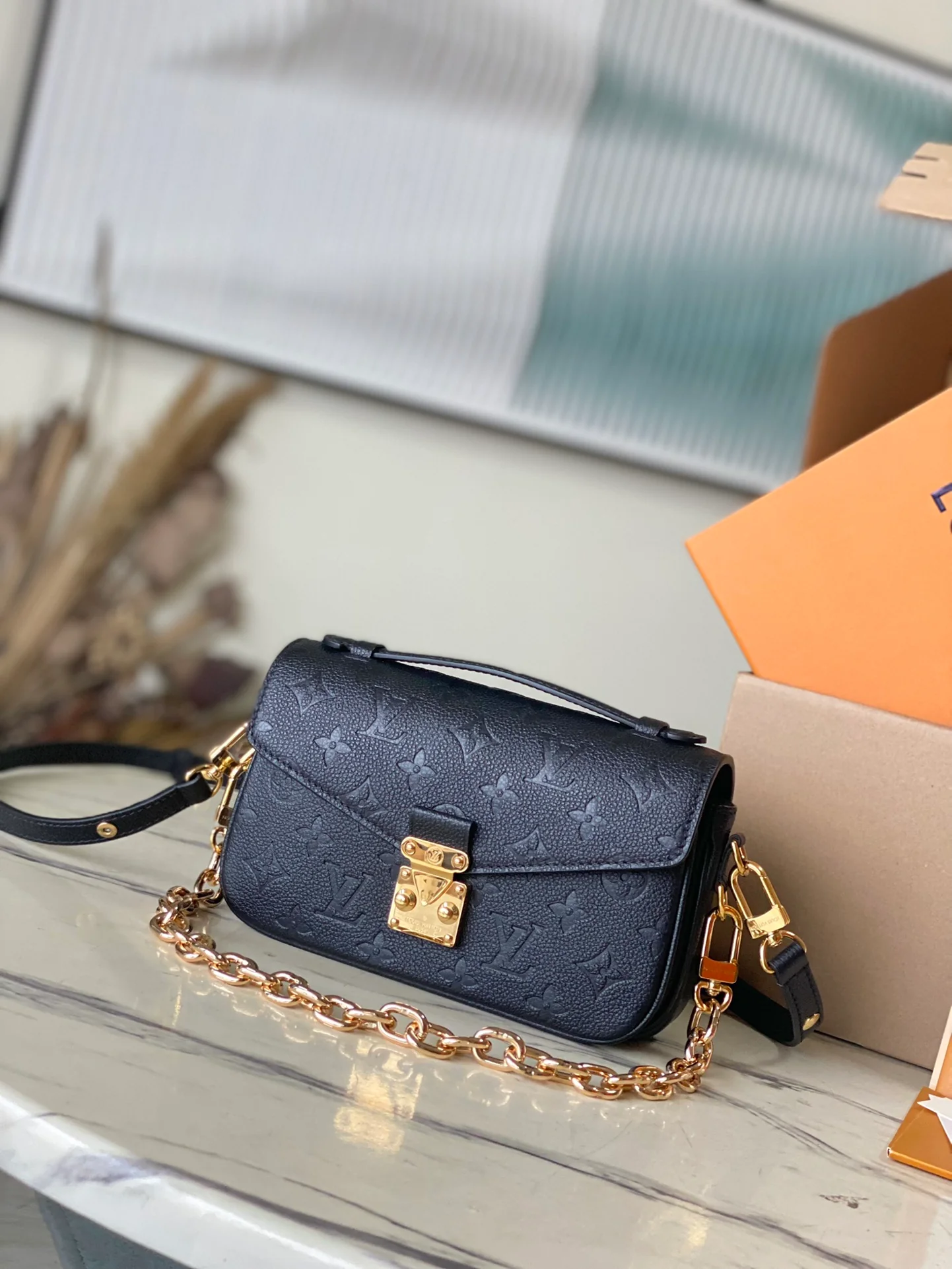 m46595-LV-pochette-metis-east-west-black