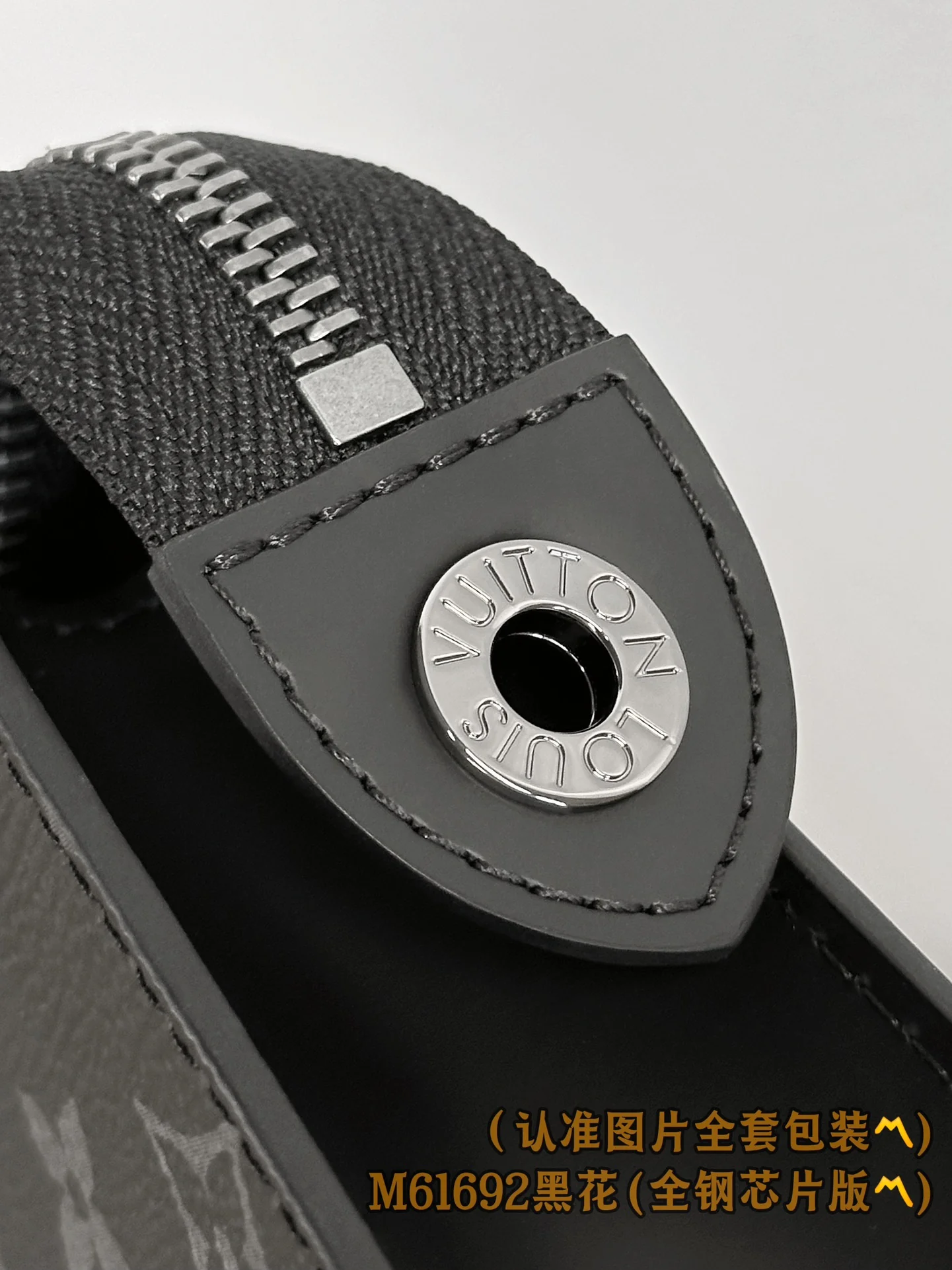 LV-m61692-pochette-voyage средняя сумка-черная с монограммой