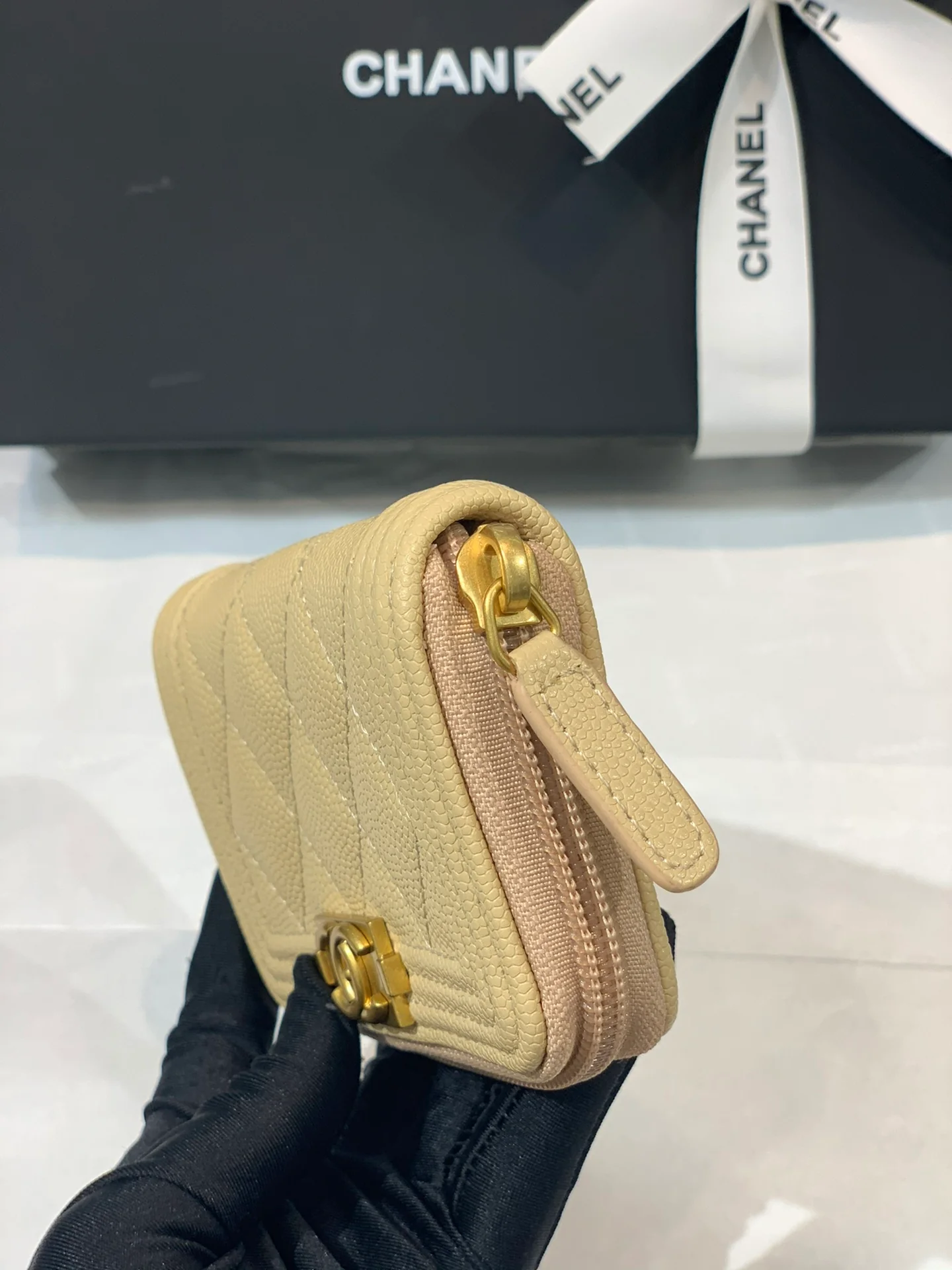 Монетоприемник Chanel Le Boy Classic на молнии - желтый