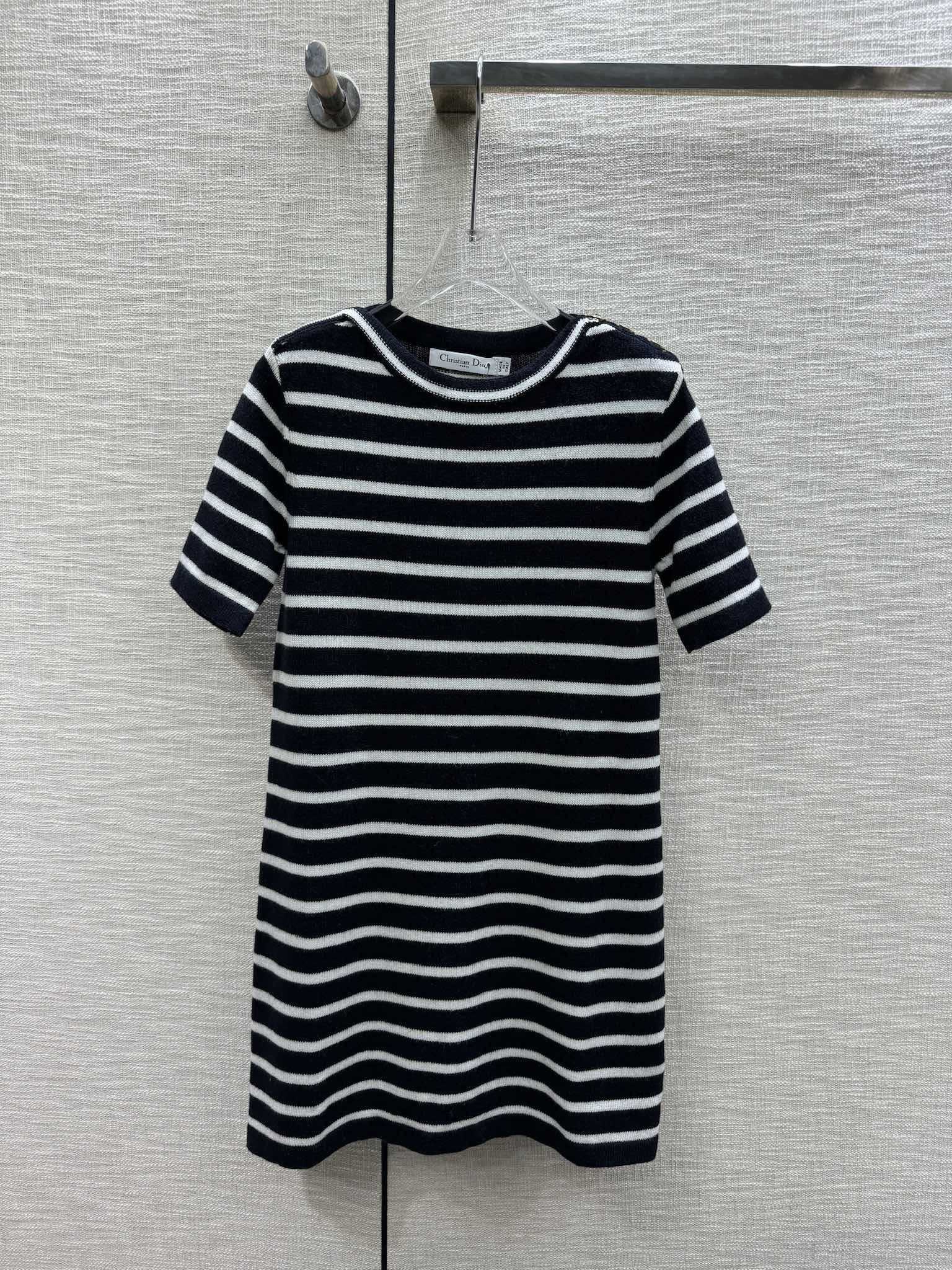 Dior - 2403-24 Новейшая коллекция ранней весны: полосатое трикотажное платье с короткими рукавами и металлическими пуговицами на плечах