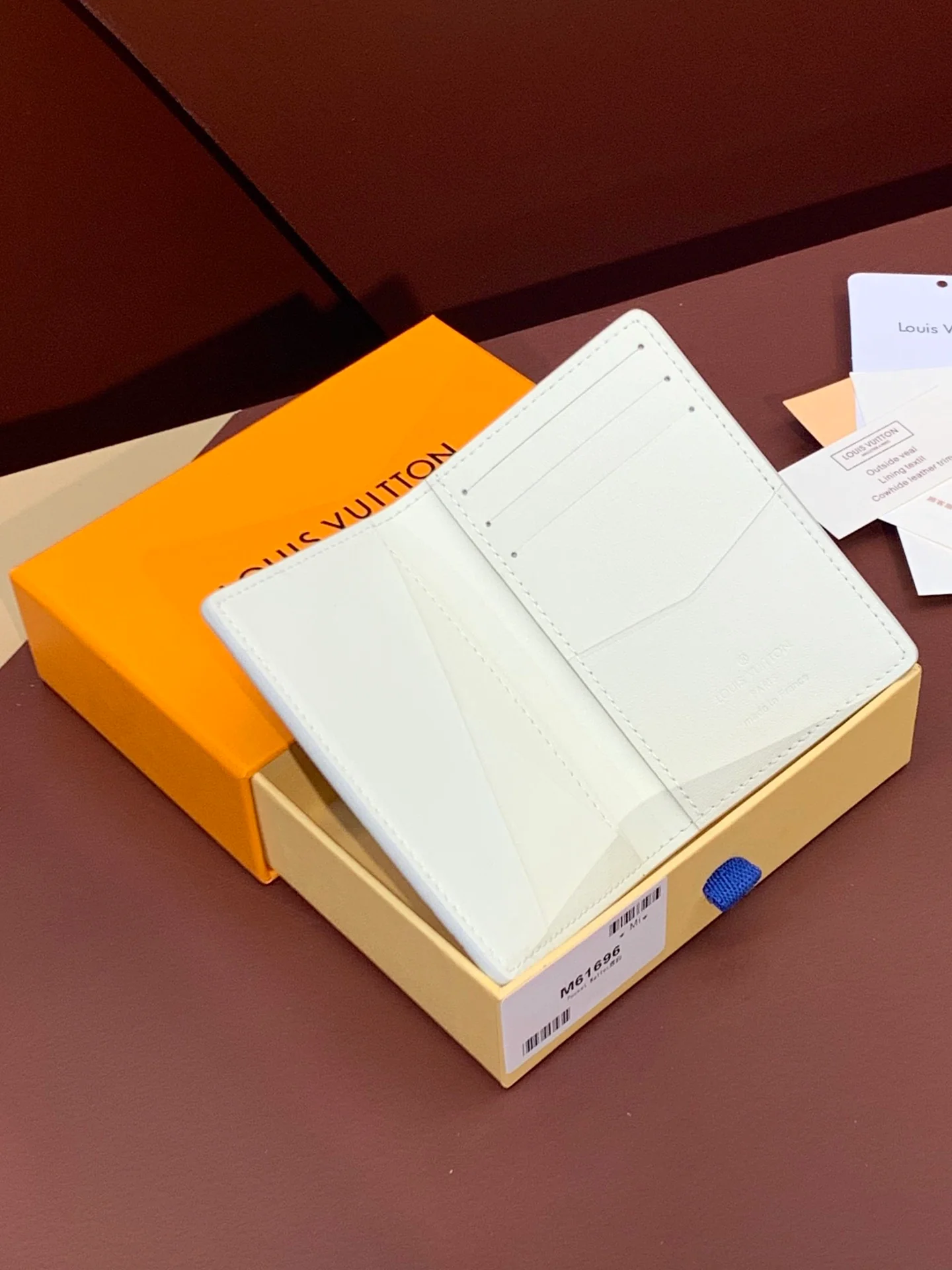 Кошелек-портмоне LV-m61696 с тисненым монограммом, цвет кремовый.