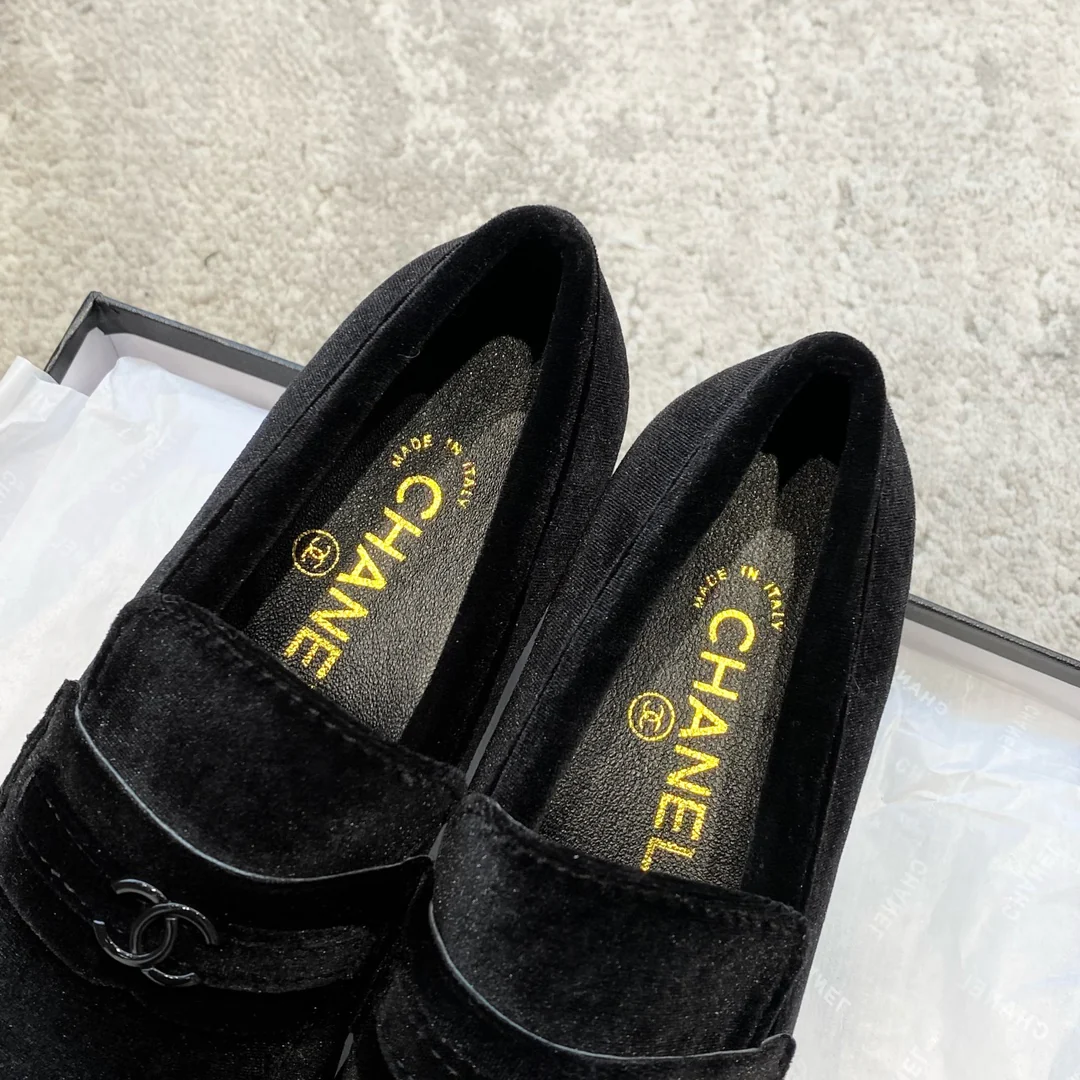 Новинка сезона весна/лето 2023 от Chanel - Лоферы на платформе - Замшевые, черные