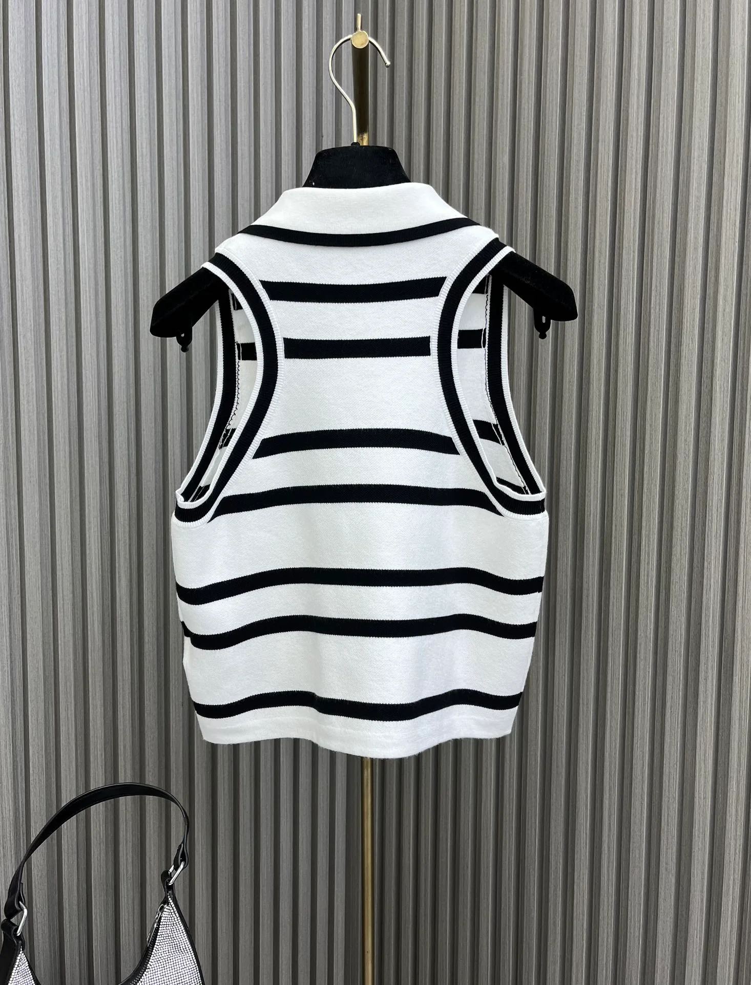 Chanel - 2404-24 Новинка: Вязаный жилет в полоску с воротником