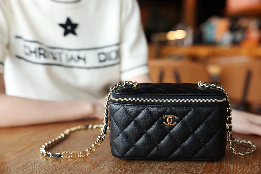 Chanel - квадратная сумка-коробочка с двойной цепочкой и буквой C