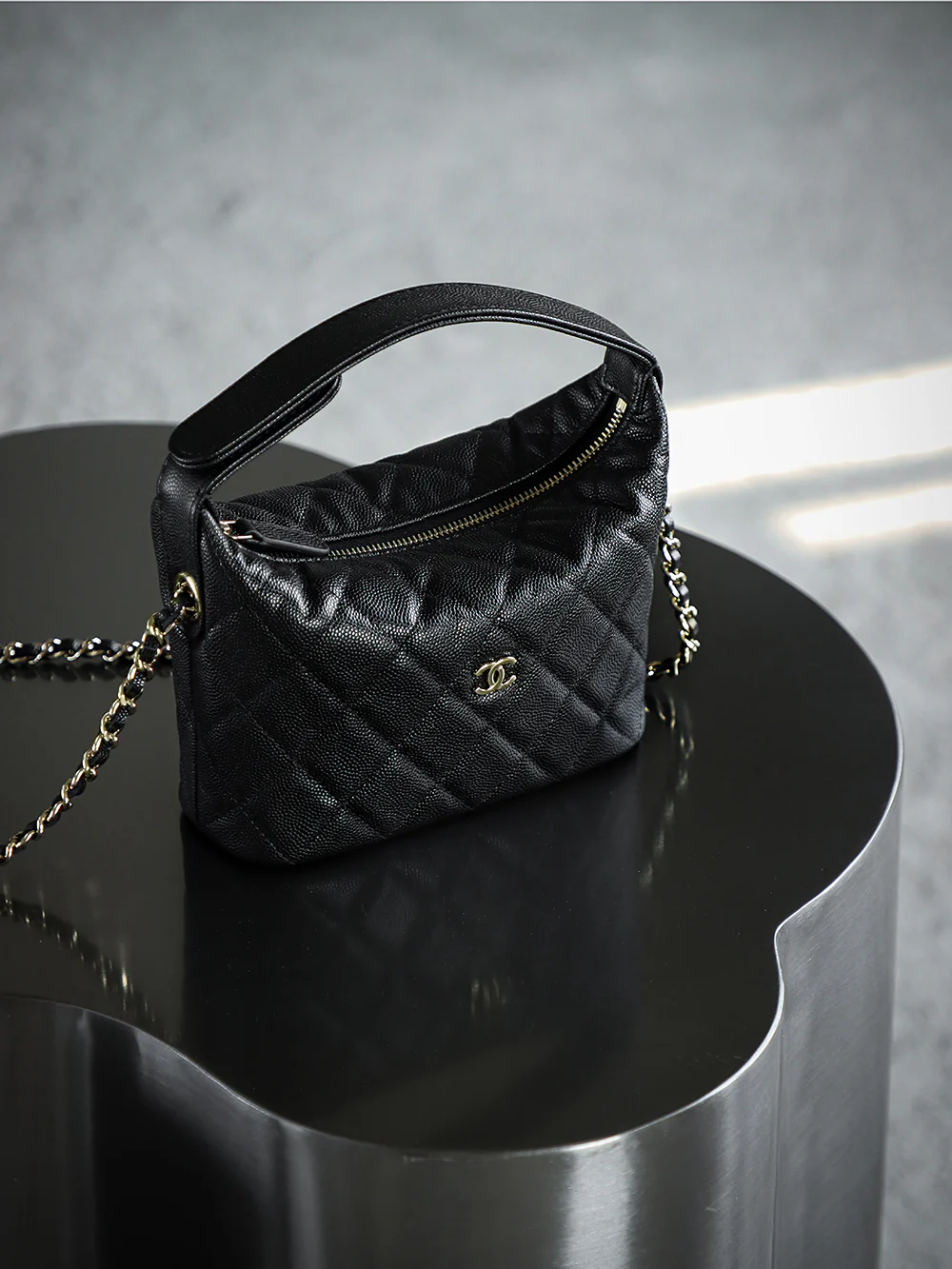 Chanel 25c - Средняя длина, телячья кожа - Сумка для ланча - Черная с золотой фурнитурой